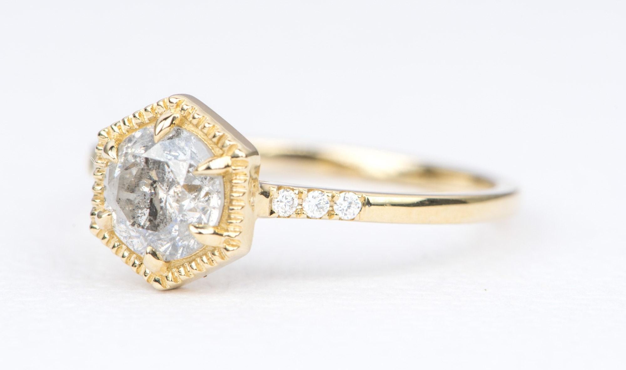 Salz und Pfeffer Diamant in Sechseckfassung 14K Gelbgold Verlobungsring (Rundschliff)
