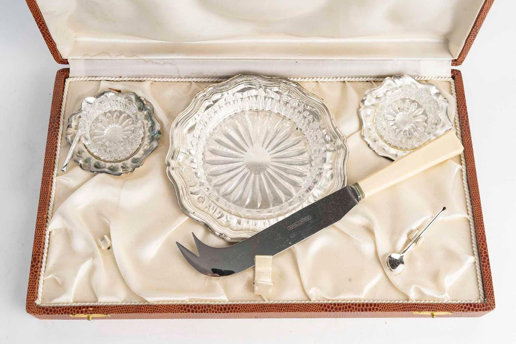 Juego de salero, pimentero y mantequera en su caja, S. XX.

Juego de salero, pimentero y mantequera estilo Napoleón III de principios del siglo XX en su caja, de metal plateado y cristal.
Caja: Alto: 5 cm, Ancho: 33 cm, Fondo: 20 cm