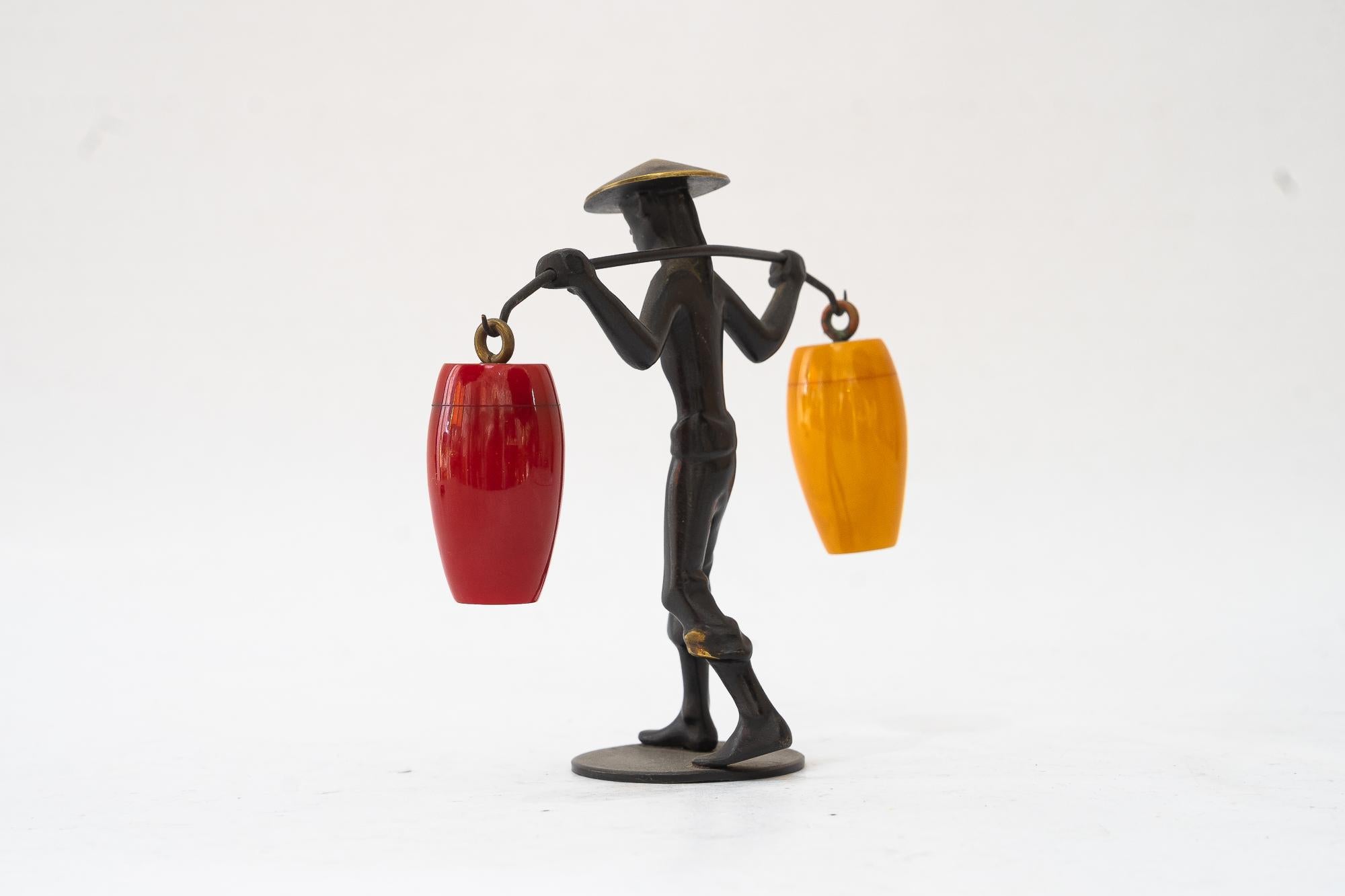 Mid-Century moderno Porta sale e pepe Shakers Figurina cinese di Richard Rohac degli anni '50 circa in vendita