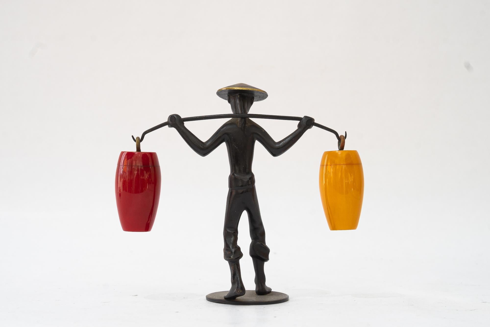 Austriaco Porta sale e pepe Shakers Figurina cinese di Richard Rohac degli anni '50 circa in vendita