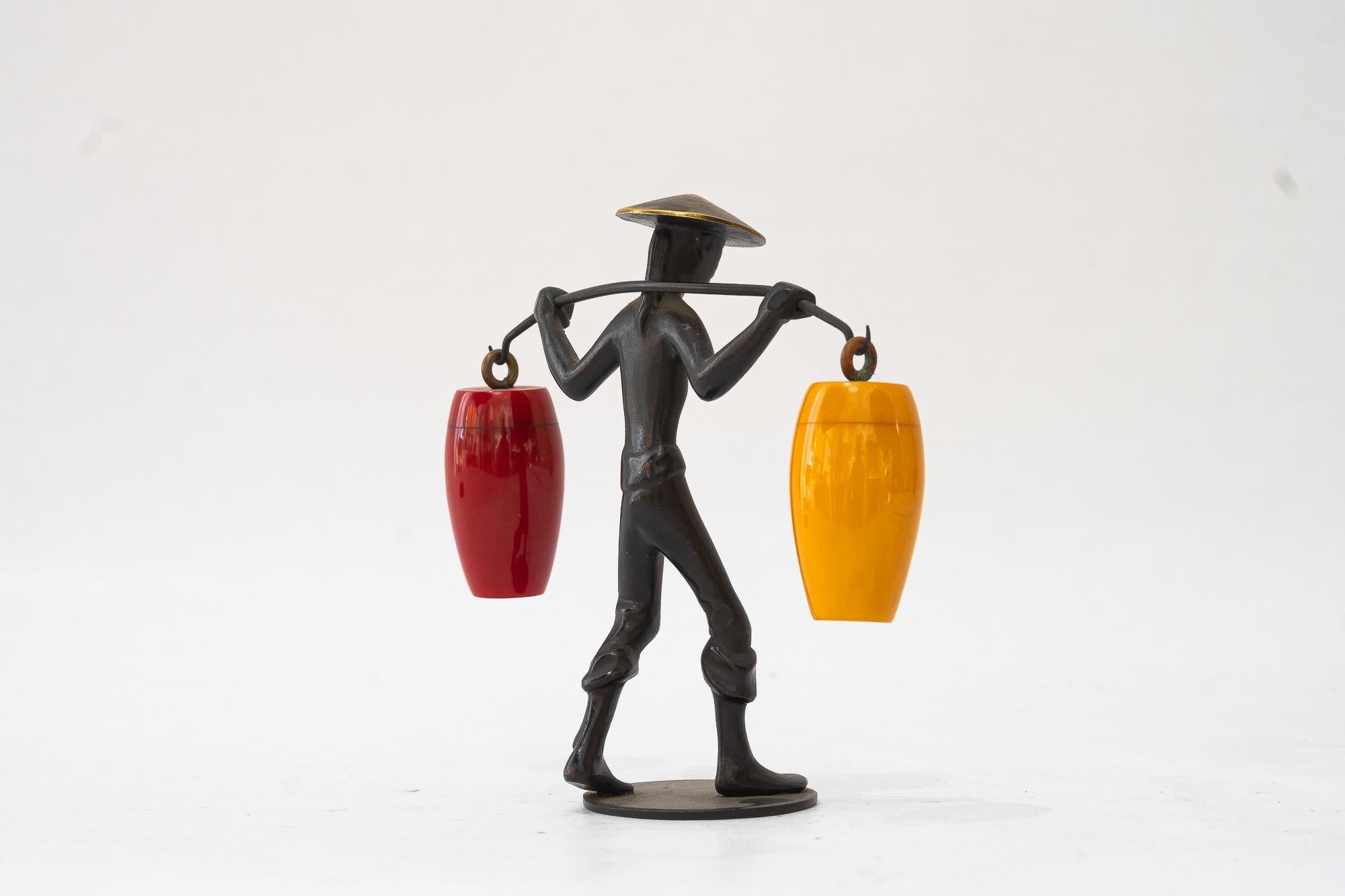 Annerito Porta sale e pepe Shakers Figurina cinese di Richard Rohac degli anni '50 circa in vendita
