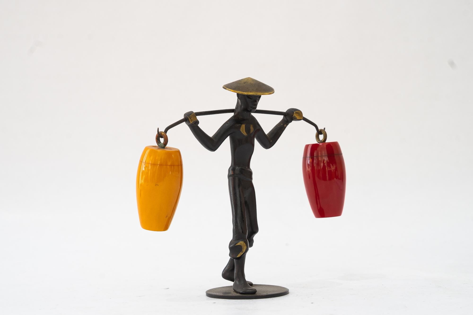 Porta sale e pepe Shakers Figurina cinese di Richard Rohac degli anni '50 circa In condizioni buone in vendita a Wien, AT