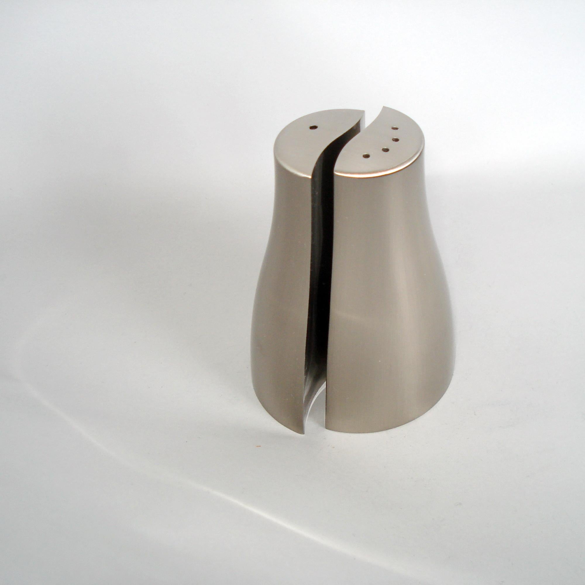 Un ensemble sel et poivre particulièrement élégant créé par un designer contemporain ayant un appétit pour les petites et belles choses de la vie.
La beauté n'est pas seulement dans les grands objets ménagers.
Les petits objets ont plus d'impact sur