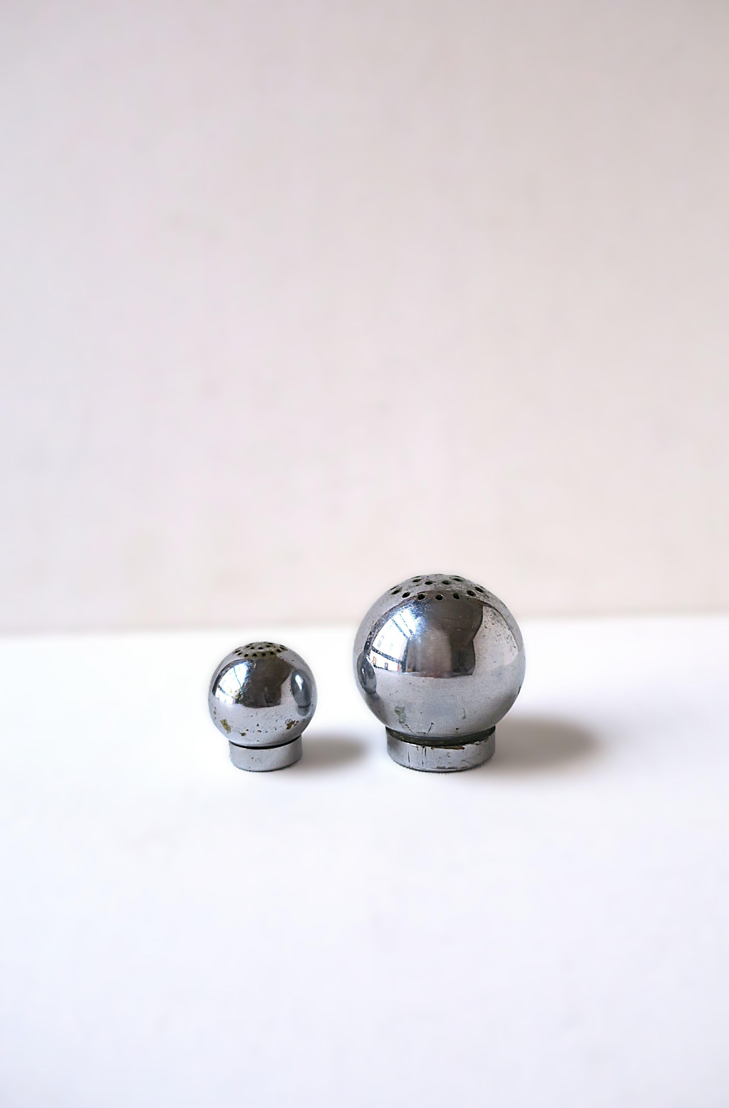 Salt and Pepper Shakers, Modern, Russel Wright for Chase, 1935 (Moderne) im Angebot