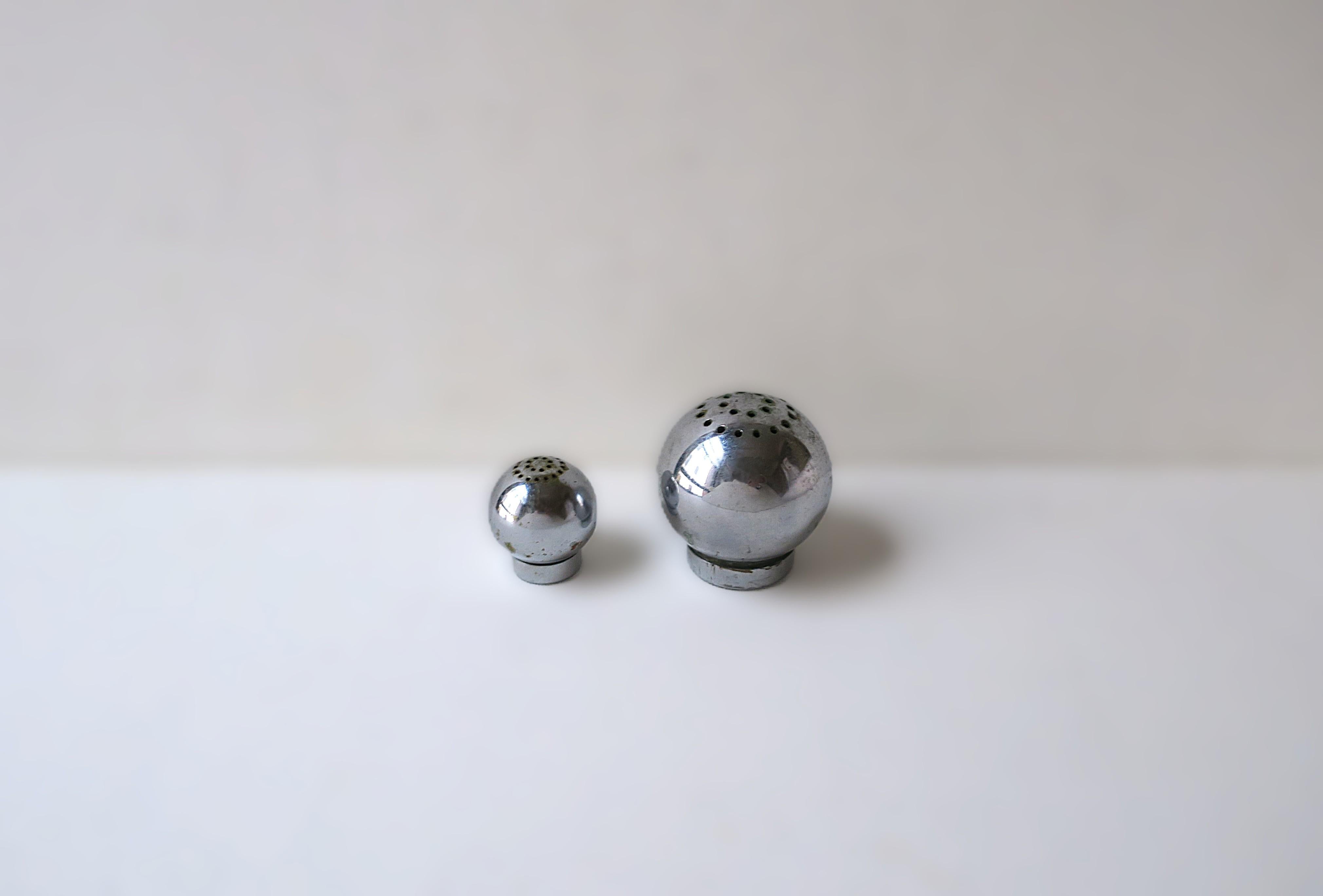 Salt and Pepper Shakers, Modern, Russel Wright for Chase, 1935 (amerikanisch) im Angebot