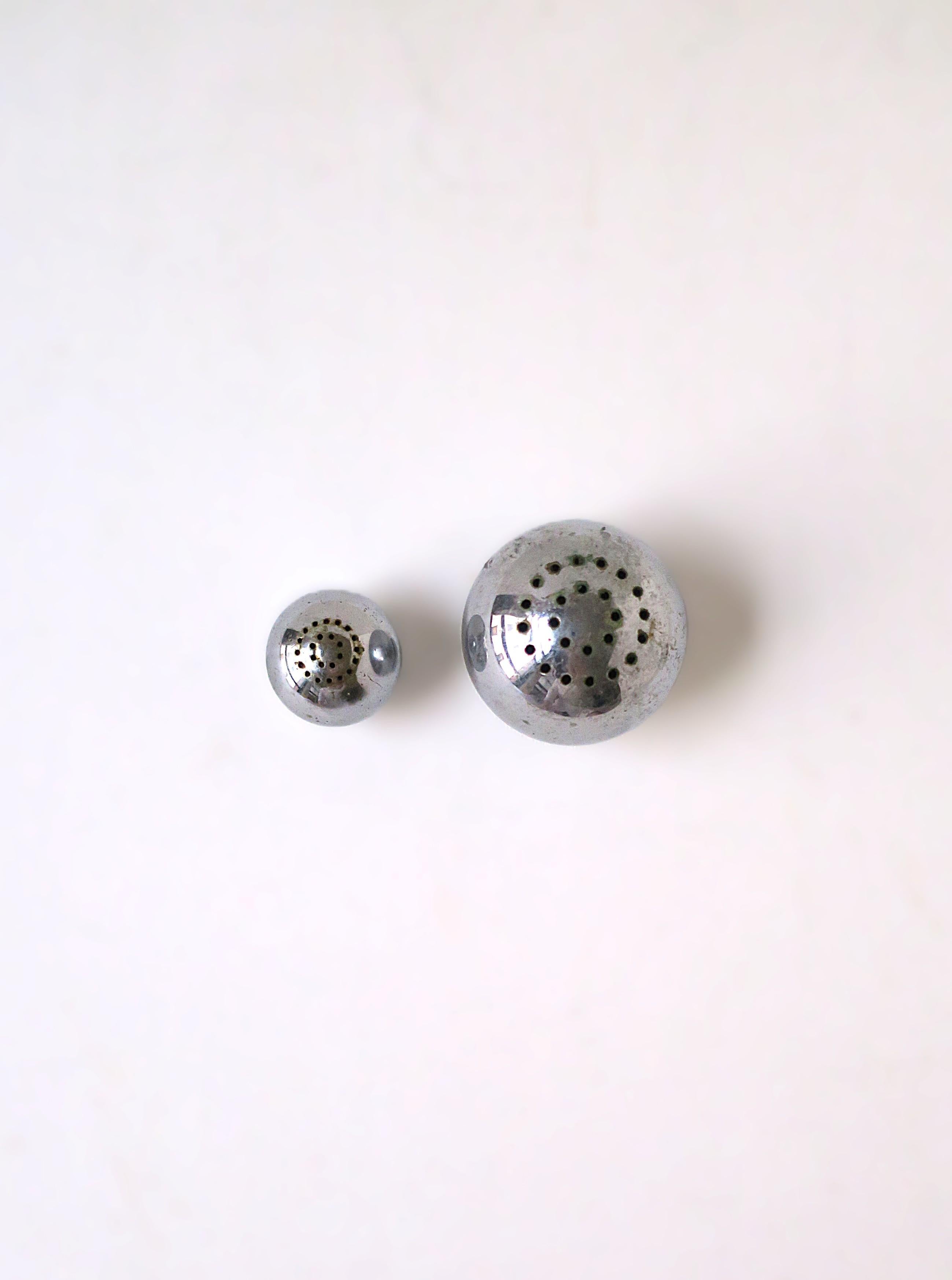Salt and Pepper Shakers, Modern, Russel Wright for Chase, 1935 (Beschichtet) im Angebot