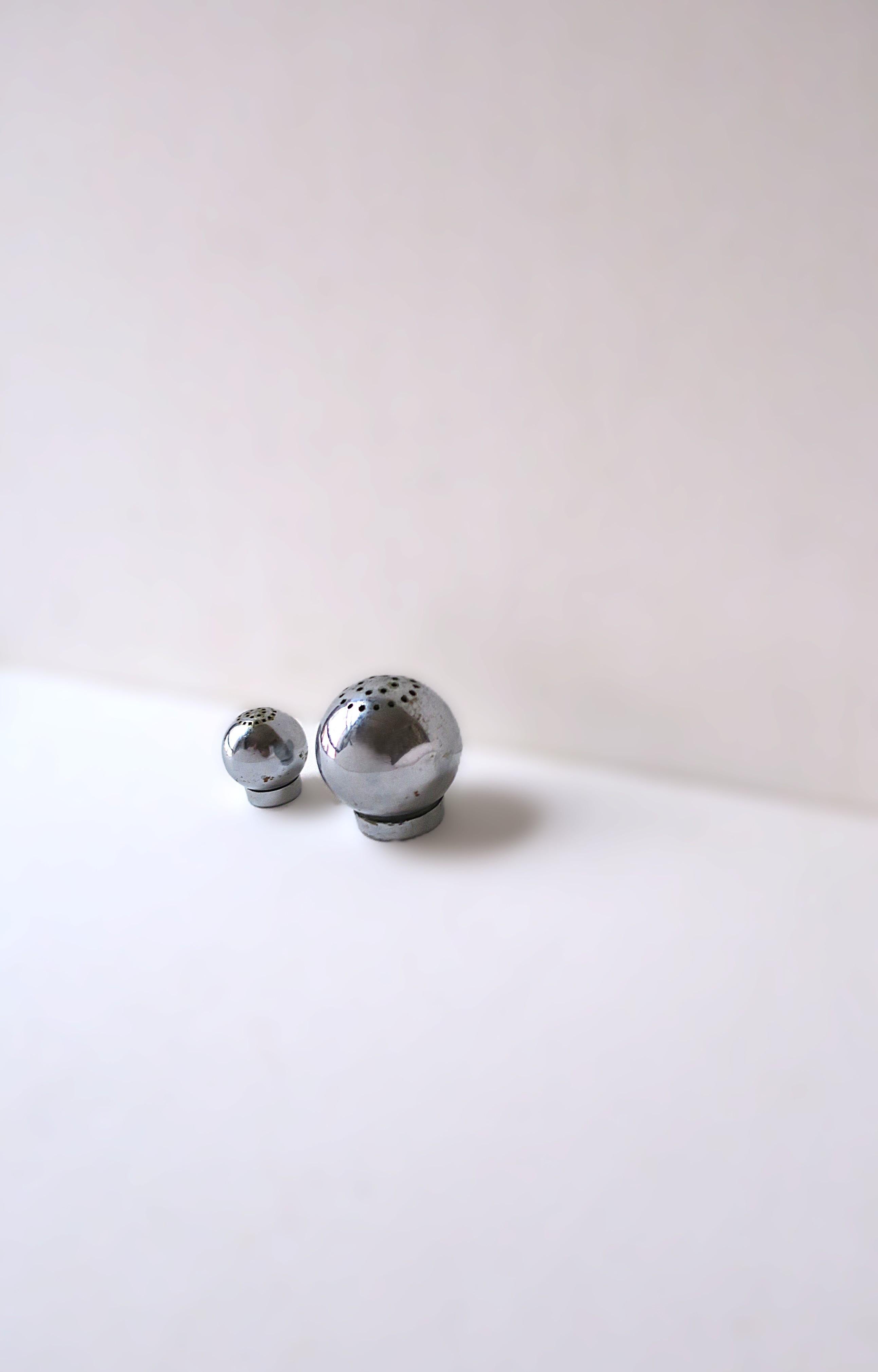 Salt and Pepper Shakers, Modern, Russel Wright for Chase, 1935 im Zustand „Gut“ im Angebot in New York, NY