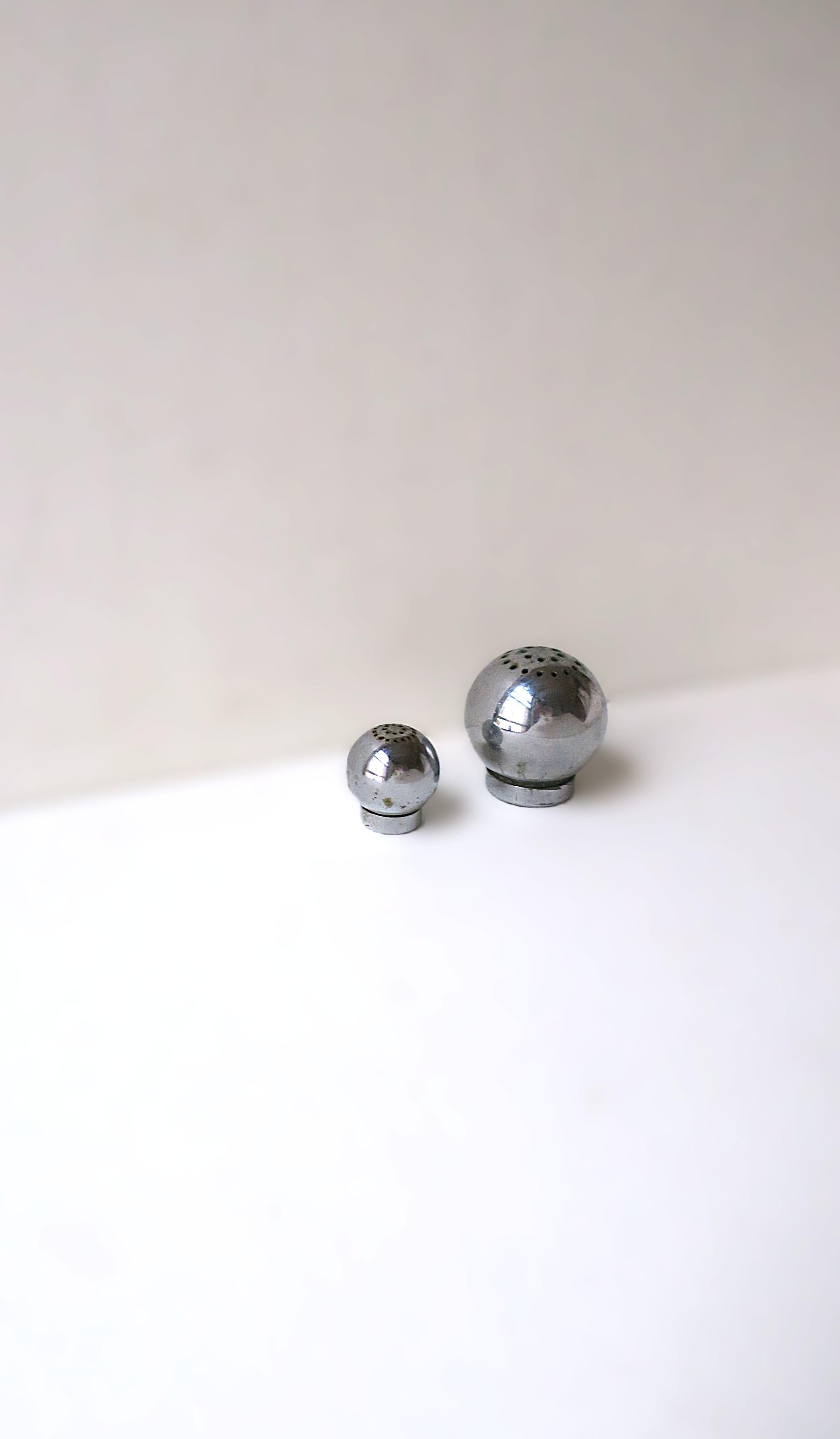 Salt and Pepper Shakers, Modern, Russel Wright for Chase, 1935 (20. Jahrhundert) im Angebot