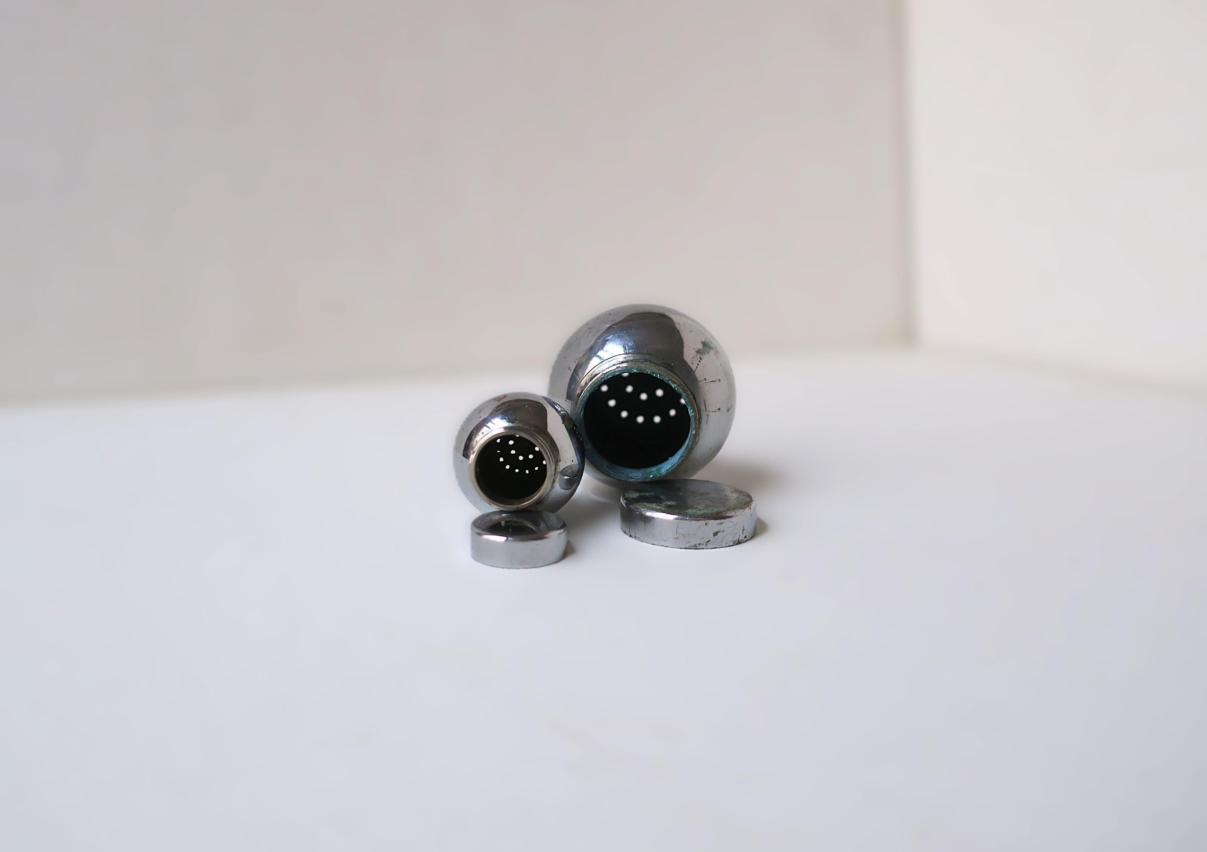 Salt and Pepper Shakers, Modern, Russel Wright for Chase, 1935 (Chrom) im Angebot