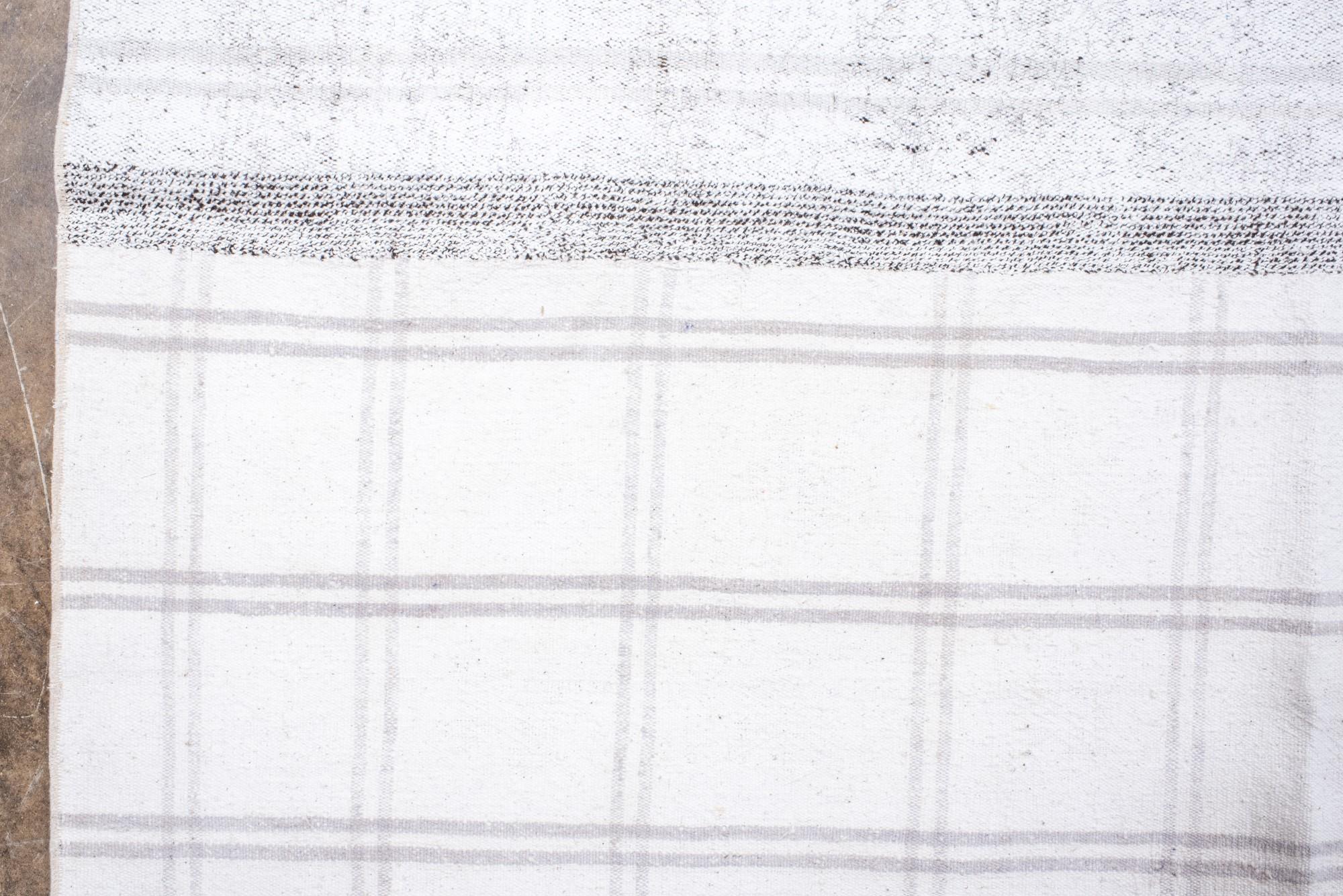 Salt and Pepper Vintage Kilim In Good Condition For Sale In New York, NY