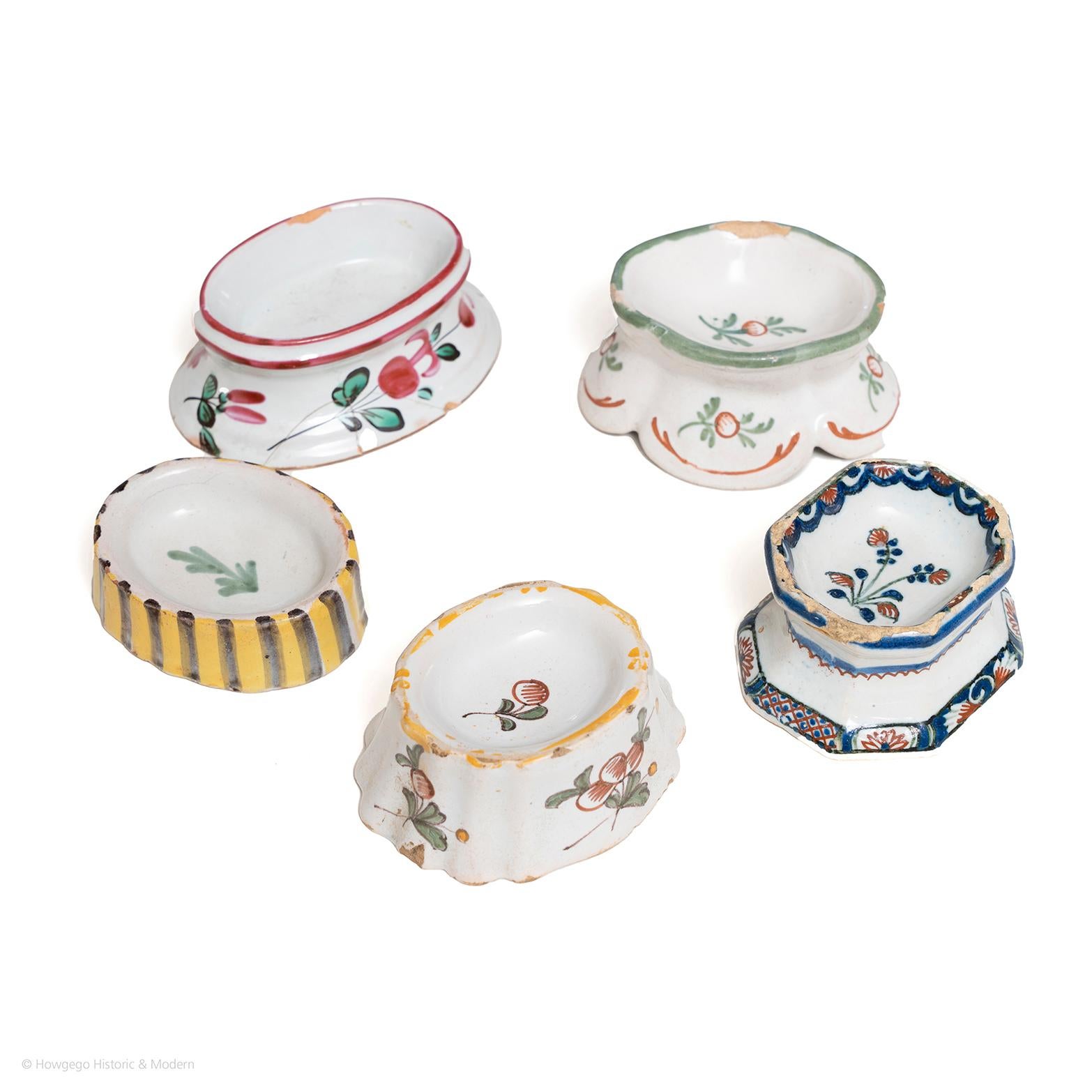 Salière en faïence octogonale française bleue, rouge, verte et blanche Bon état - En vente à BUNGAY, SUFFOLK