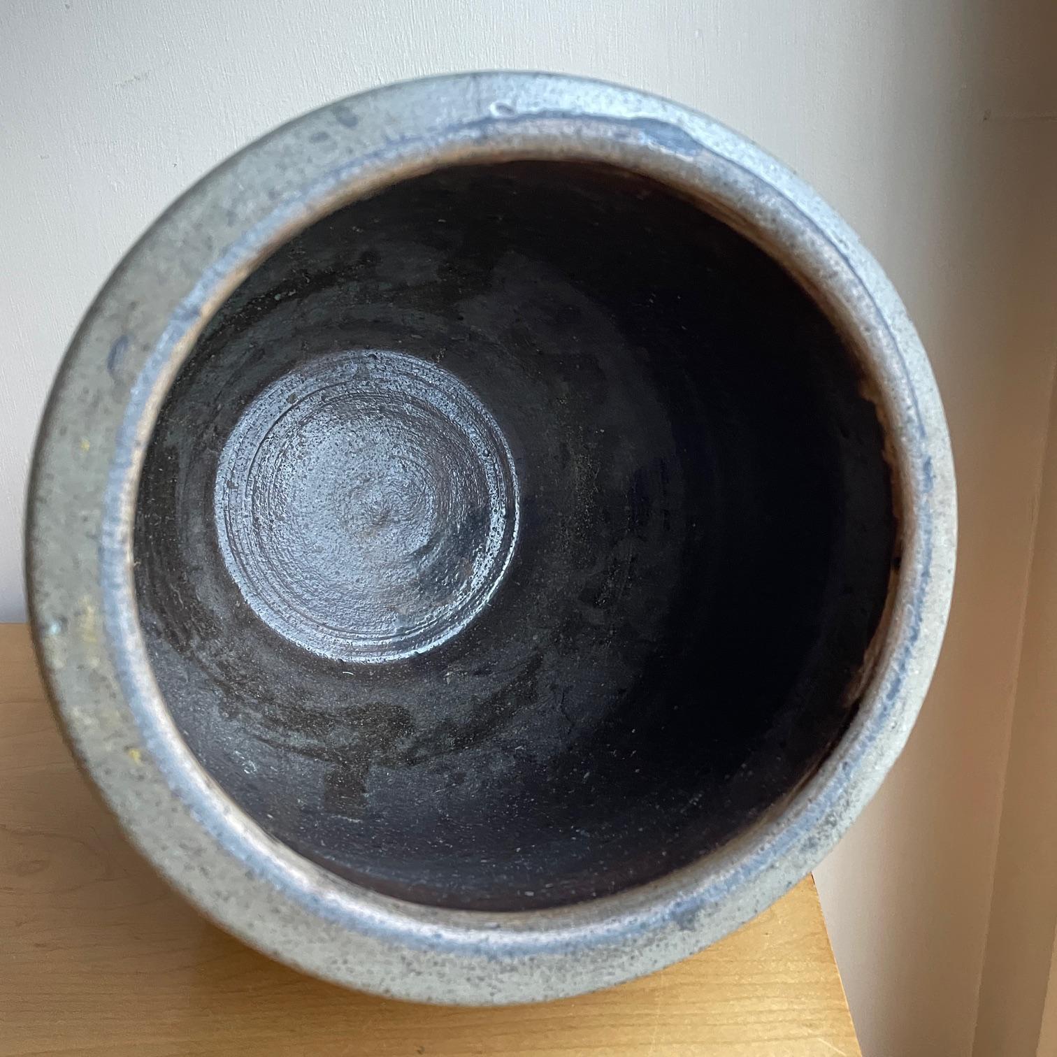 Poterie en grès à glaçure salée Cobalt Jarre décorée d'une double couronne et d'une bannière en vente 2