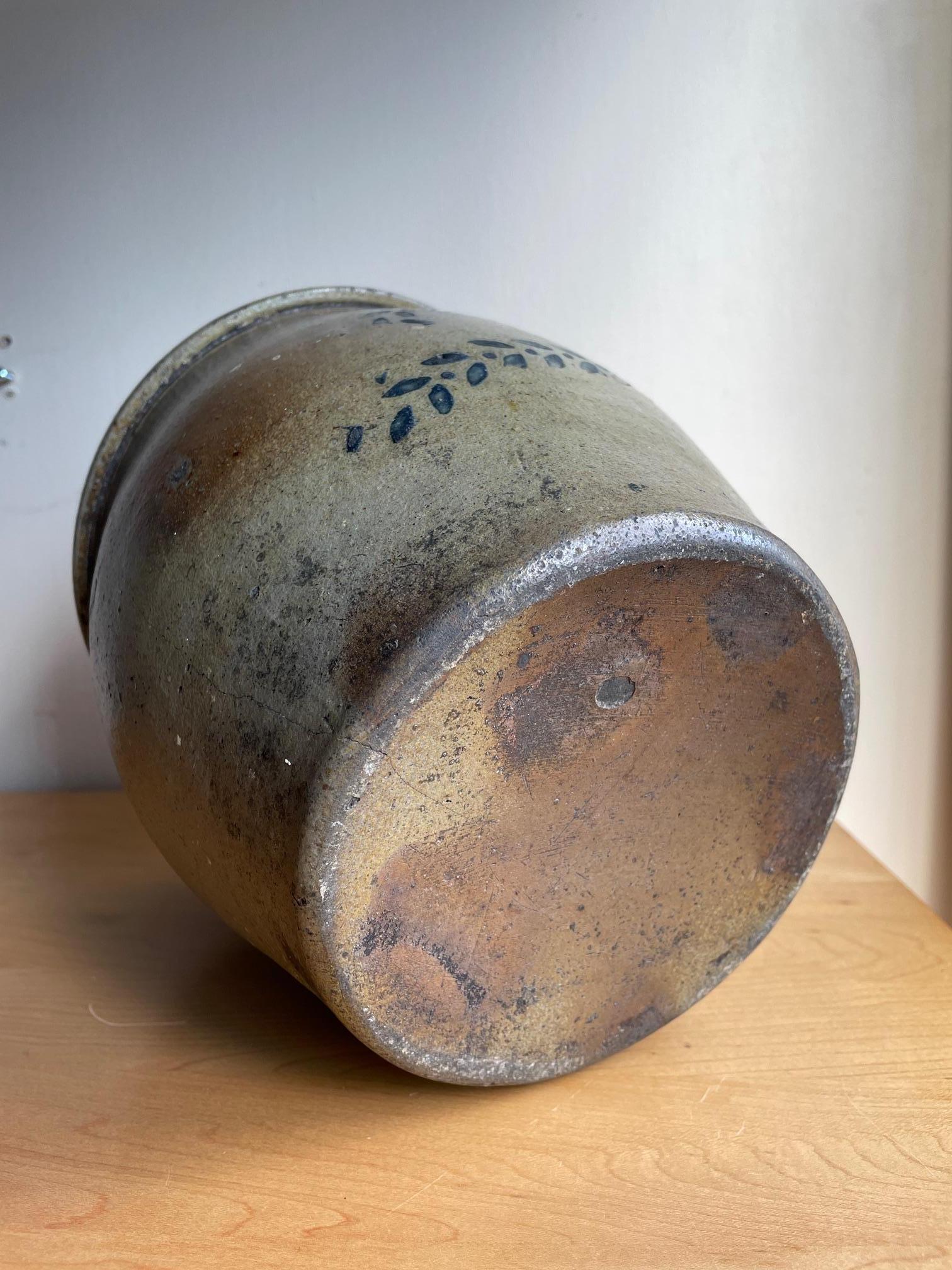 Poterie en grès à glaçure salée Cobalt Jarre décorée d'une double couronne et d'une bannière en vente 3