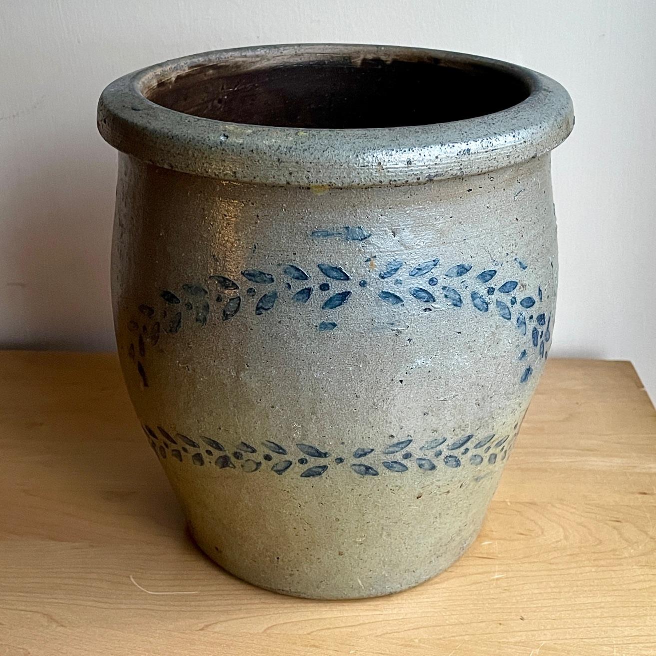 American Craftsman Poterie en grès à glaçure salée Cobalt Jarre décorée d'une double couronne et d'une bannière en vente