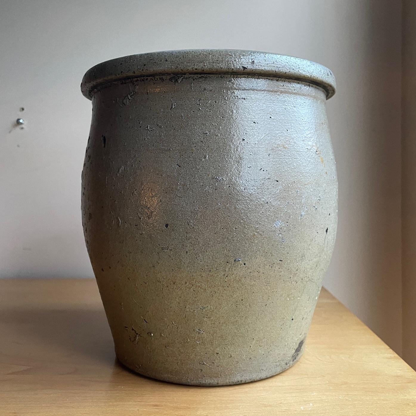 Cuit Poterie en grès à glaçure salée Cobalt Jarre décorée d'une double couronne et d'une bannière en vente