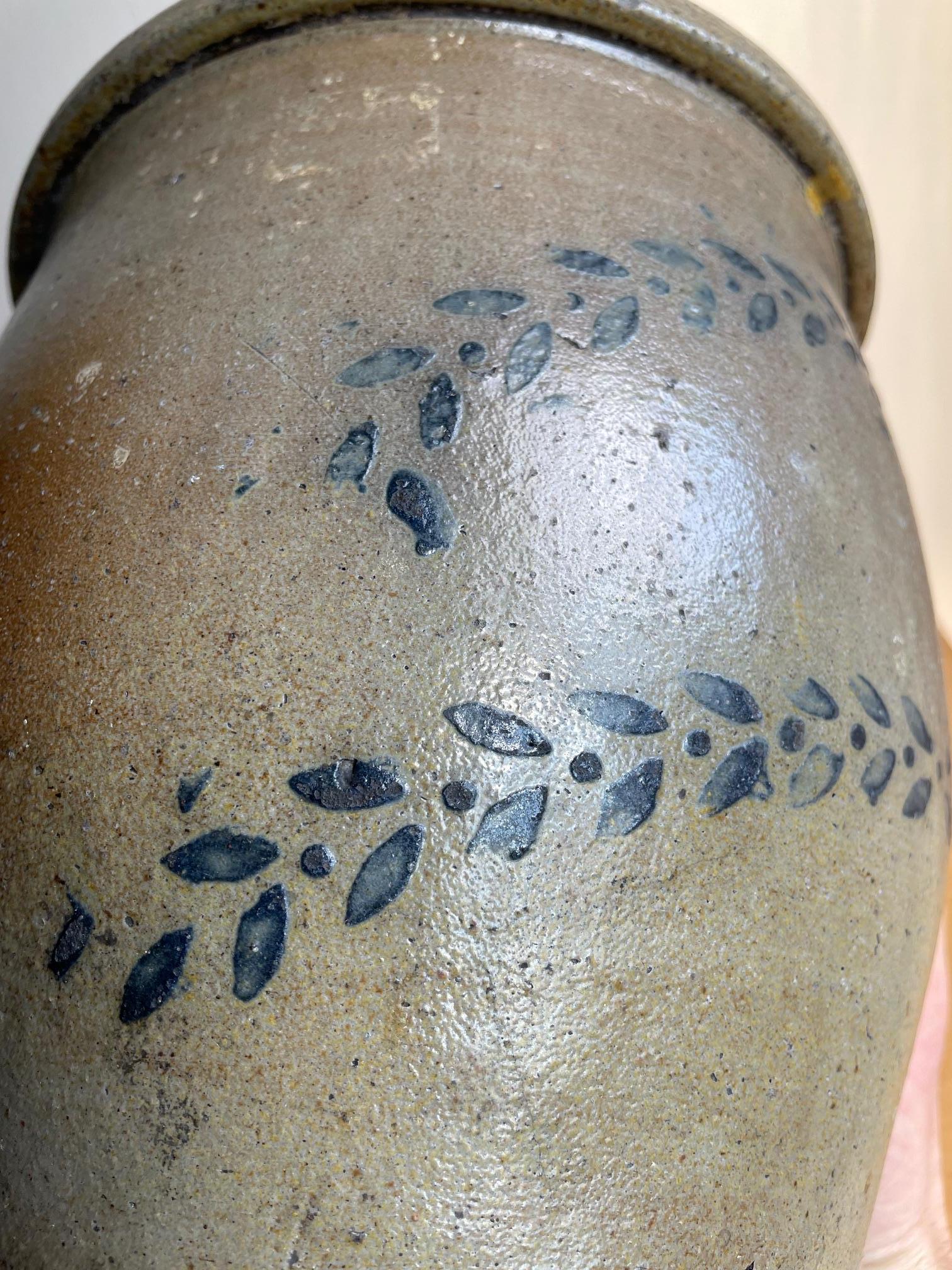 Poterie en grès à glaçure salée Cobalt Jarre décorée d'une double couronne et d'une bannière État moyen - En vente à Hyattsville, MD