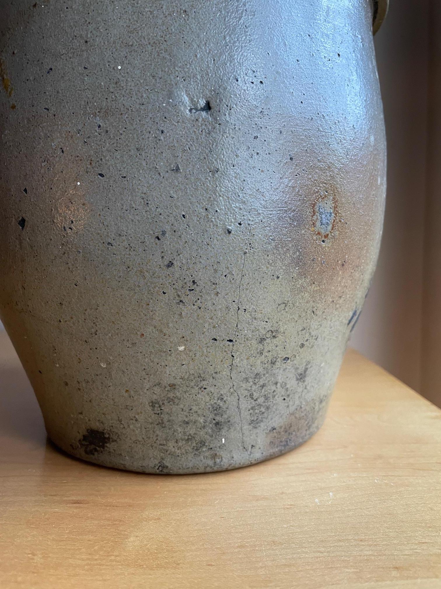 XIXe siècle Poterie en grès à glaçure salée Cobalt Jarre décorée d'une double couronne et d'une bannière en vente