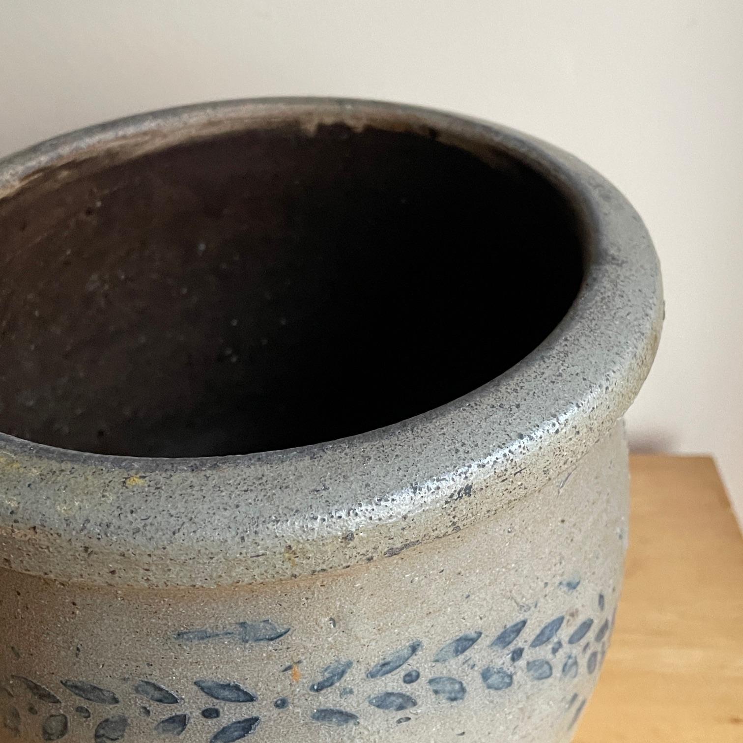 Argile Poterie en grès à glaçure salée Cobalt Jarre décorée d'une double couronne et d'une bannière en vente
