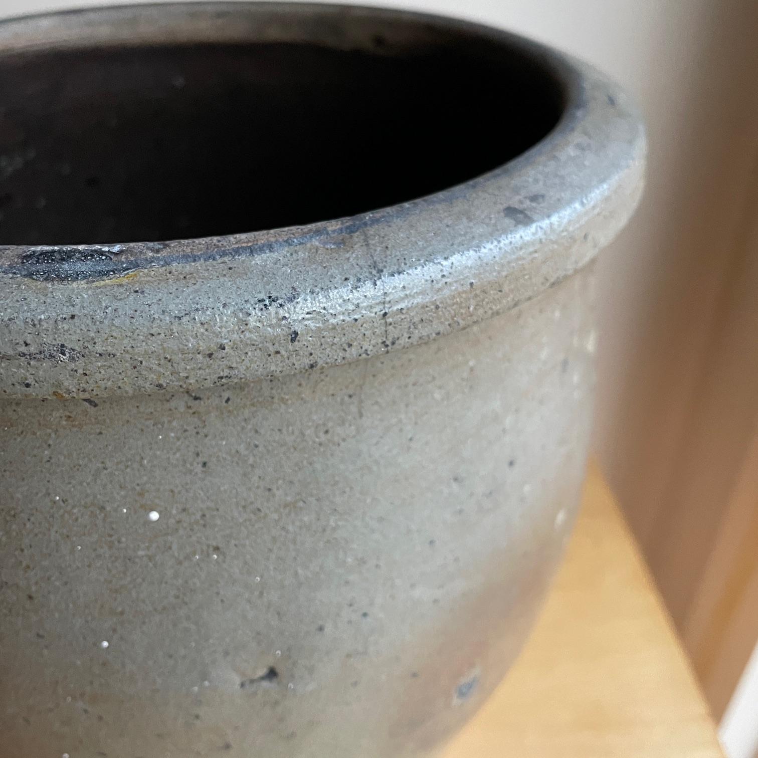 Poterie en grès à glaçure salée Cobalt Jarre décorée d'une double couronne et d'une bannière en vente 1