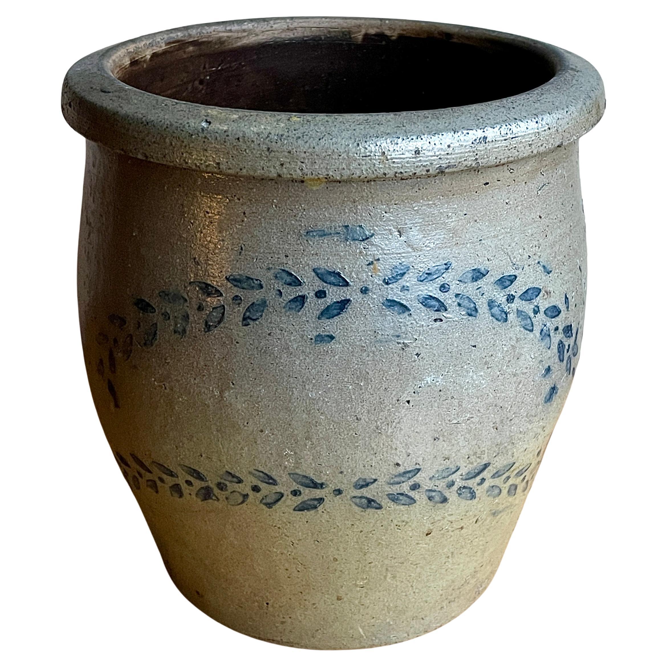 Poterie en grès à glaçure salée Cobalt Jarre décorée d'une double couronne et d'une bannière en vente