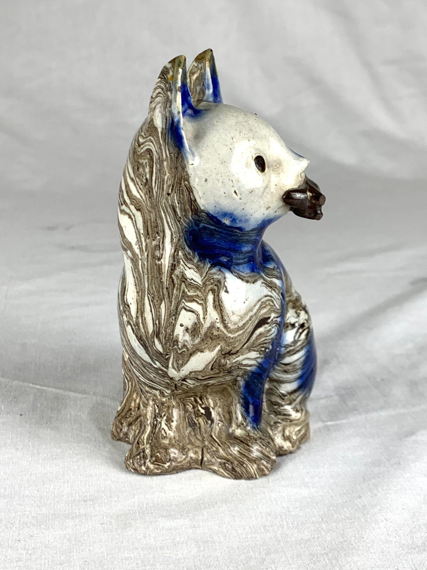 Anglais Chat en agateware salé portant une souris Angleterre milieu du 18e siècle 1745-1760 en vente