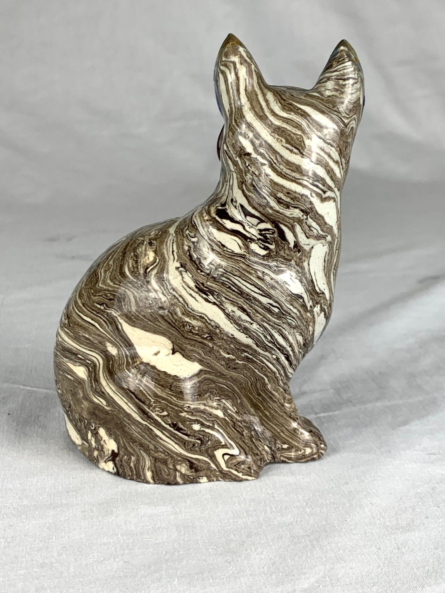 Fait main Chat en agateware salé portant une souris Angleterre milieu du 18e siècle 1745-1760 en vente