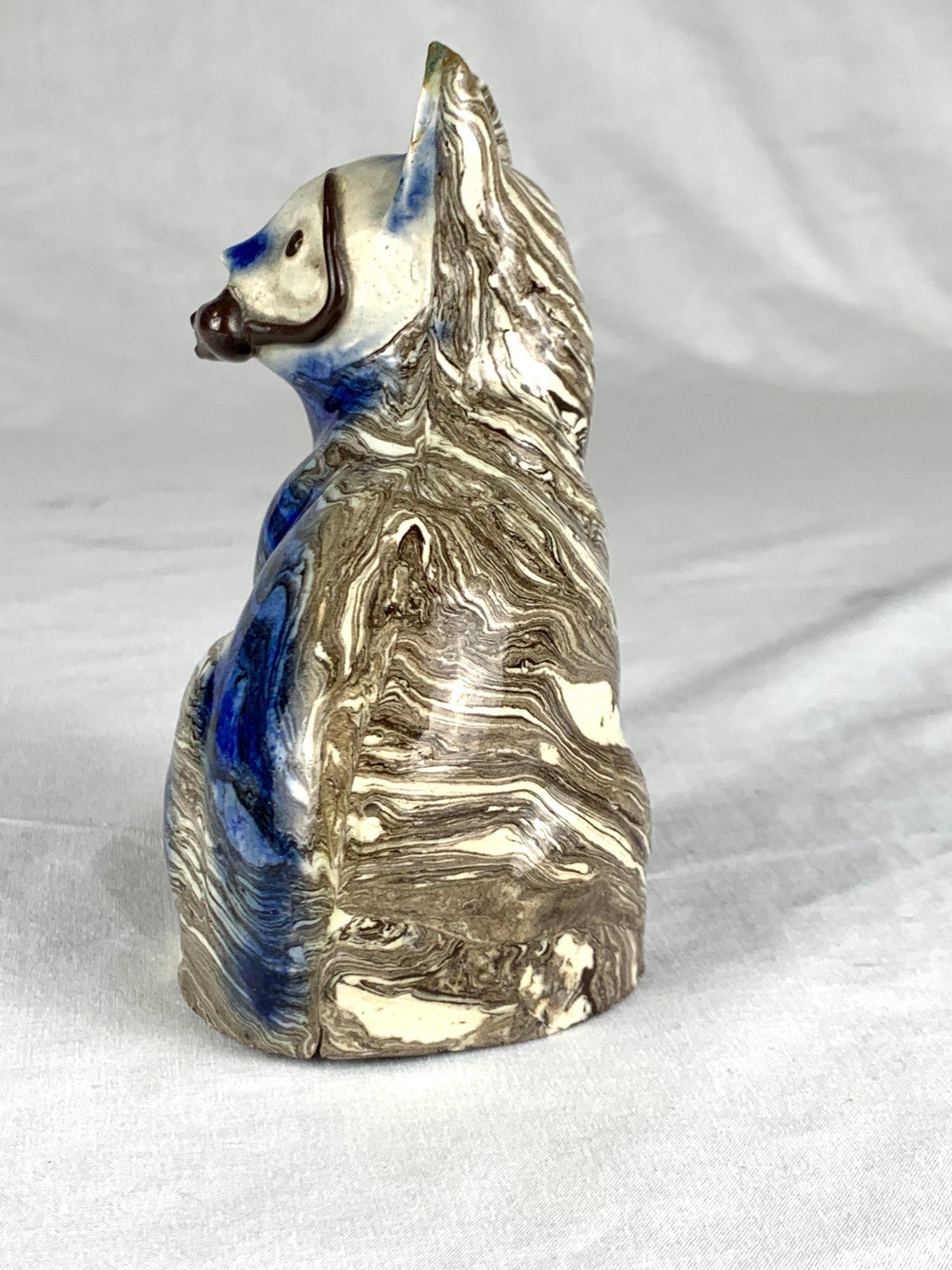 Chat en agateware salé portant une souris Angleterre milieu du 18e siècle 1745-1760 Excellent état - En vente à Katonah, NY