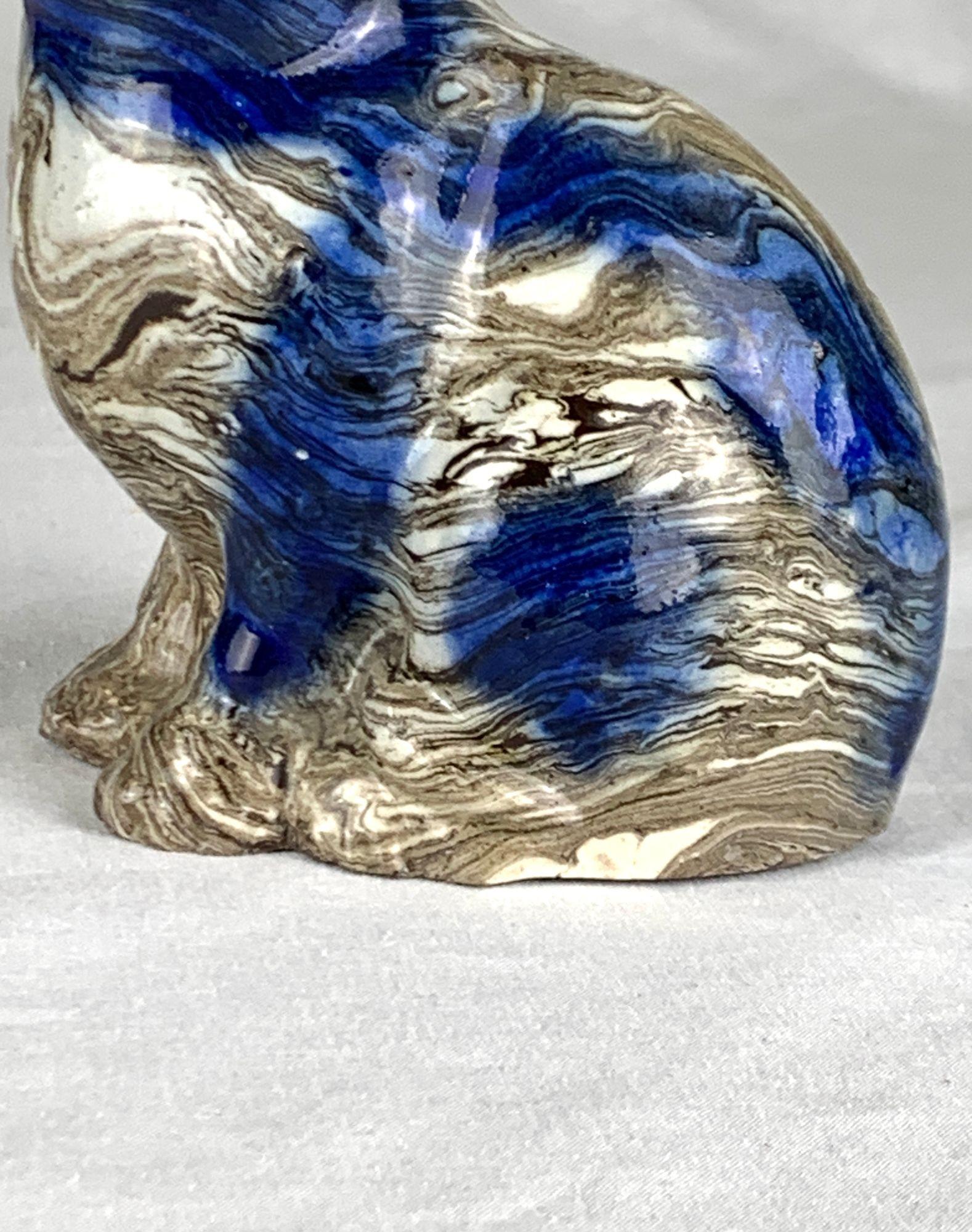 XVIIIe siècle Chat en agateware salé portant une souris Angleterre milieu du 18e siècle 1745-1760 en vente