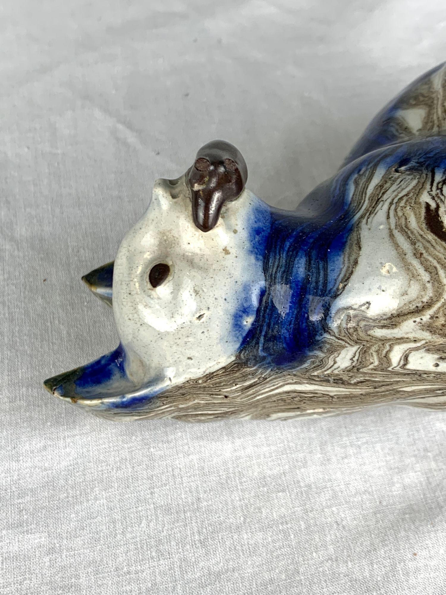 Grès Chat en agateware salé portant une souris Angleterre milieu du 18e siècle 1745-1760 en vente