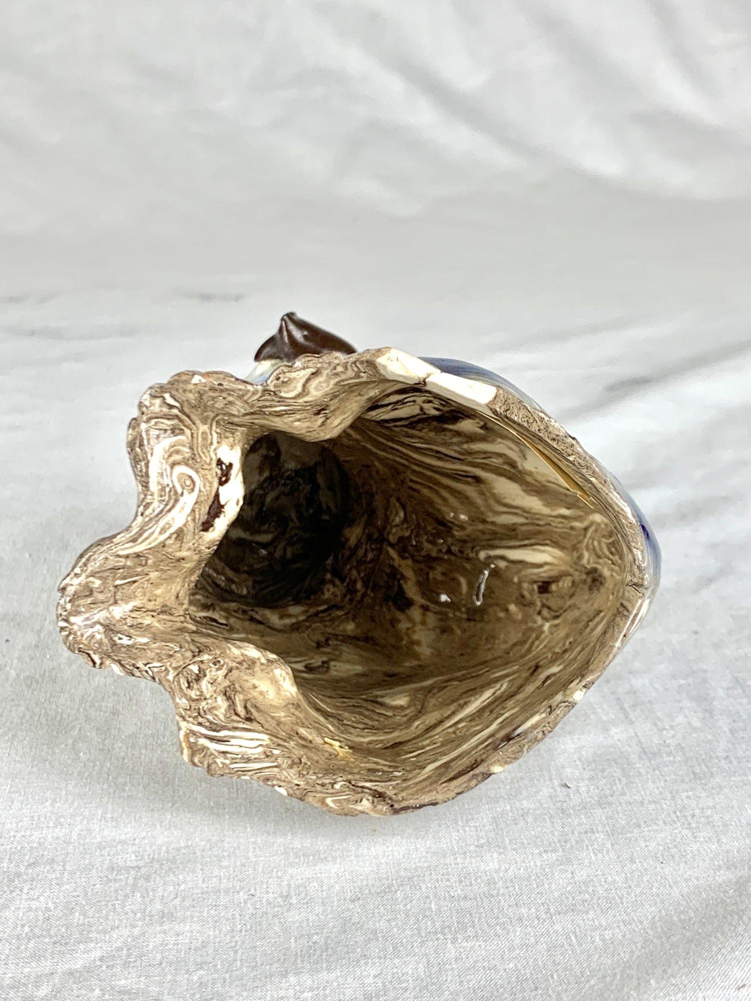 Chat en agateware salé portant une souris Angleterre milieu du 18e siècle 1745-1760 en vente 1