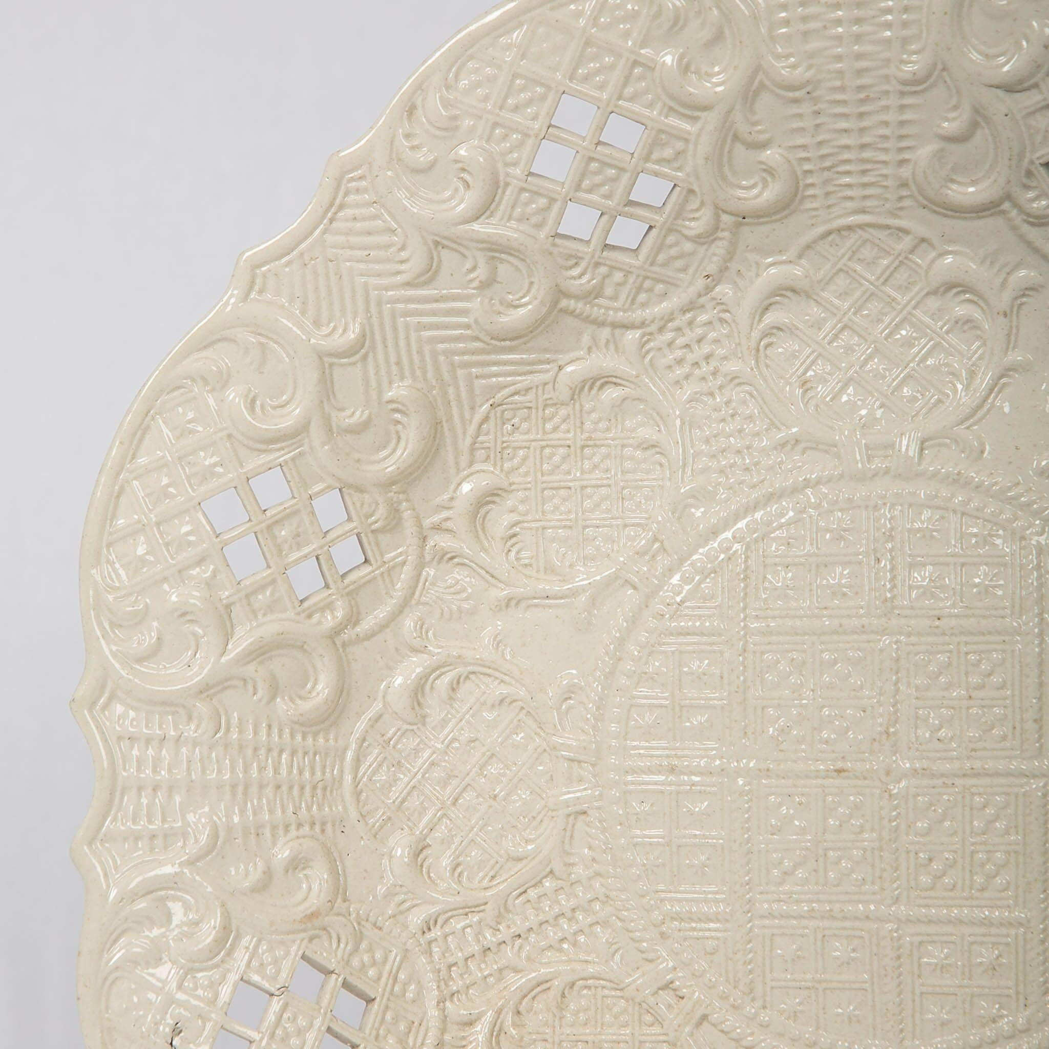 Salt-Glazed Dish Made in England, circa 1765 In Excellent Condition In Katonah, NY