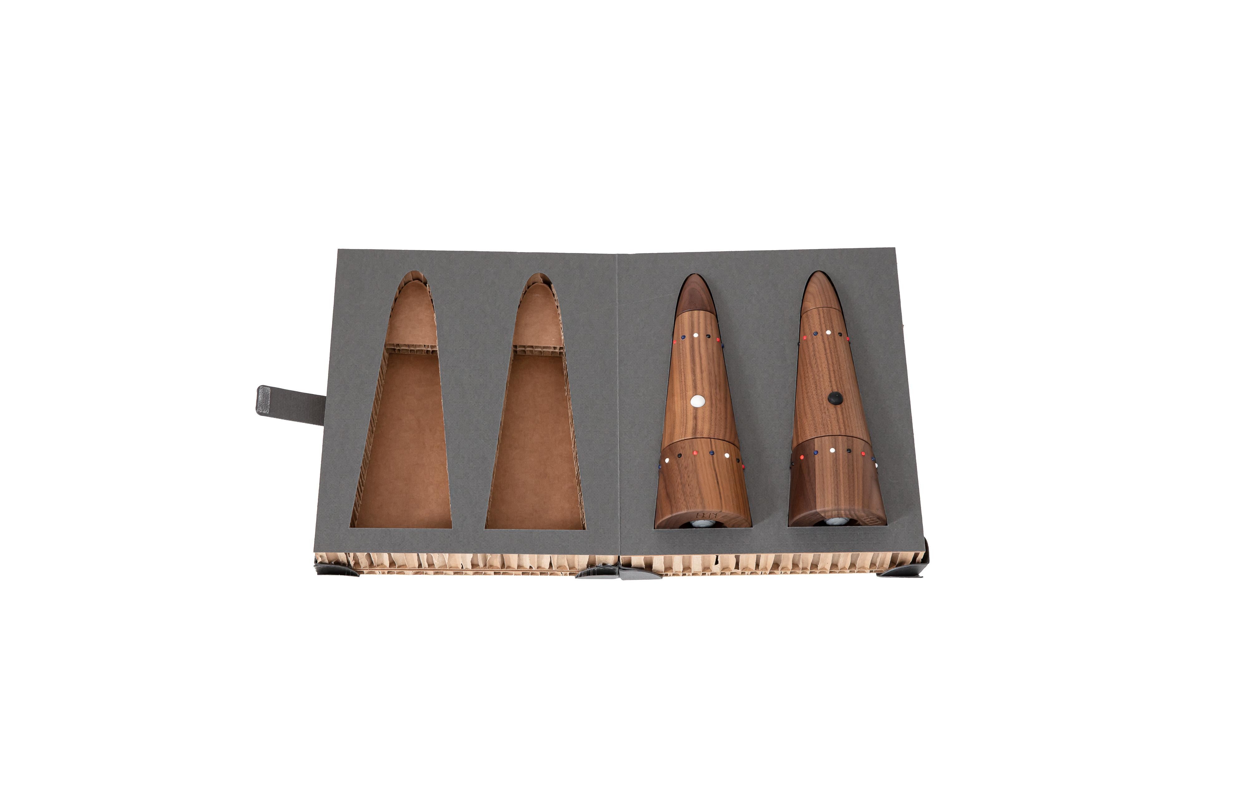 Salt mill and pepper grinder set in walnut wood from the SoShiro Pok collection For Sale 1