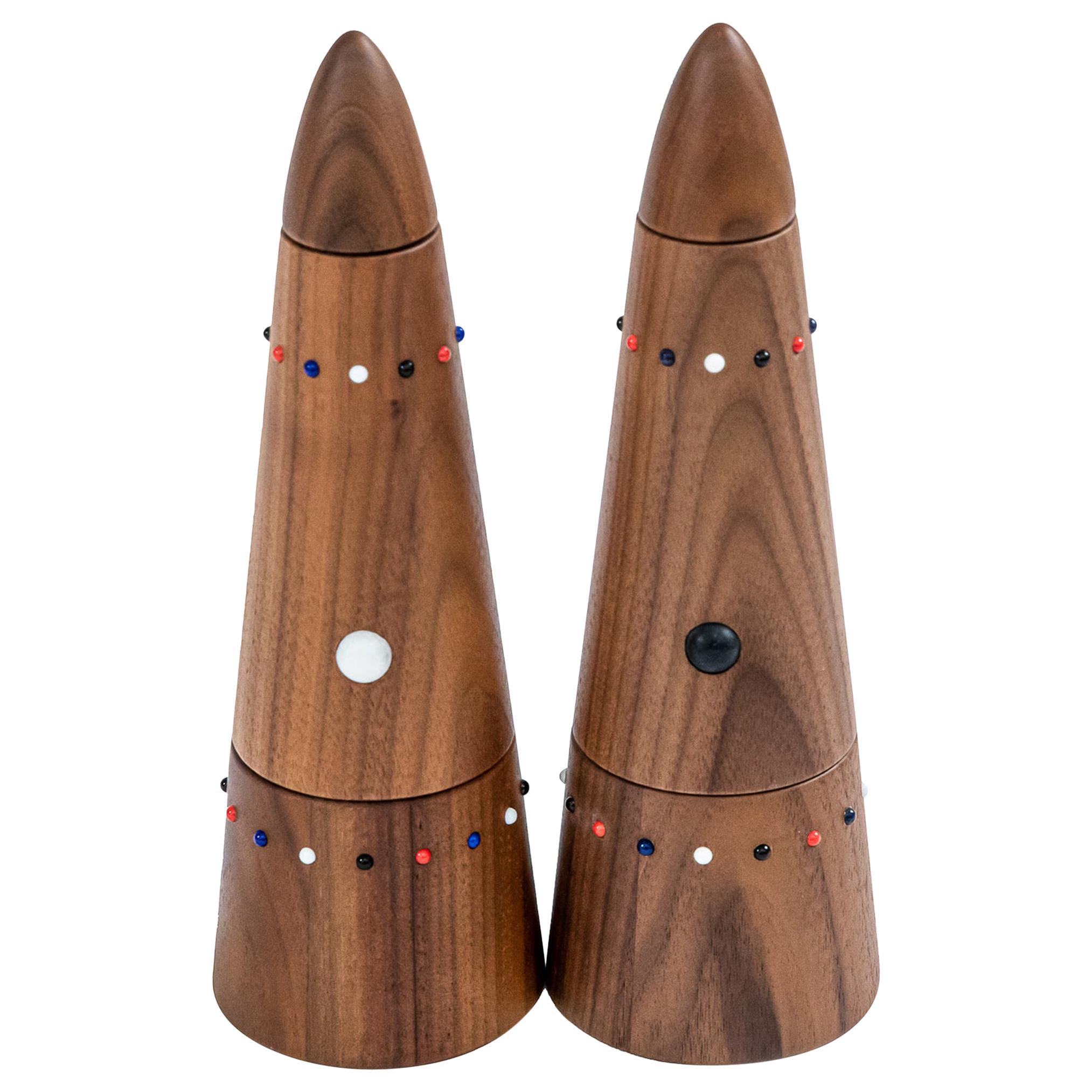 Salt mill and pepper grinder set in walnut wood from the SoShiro Pok collection For Sale