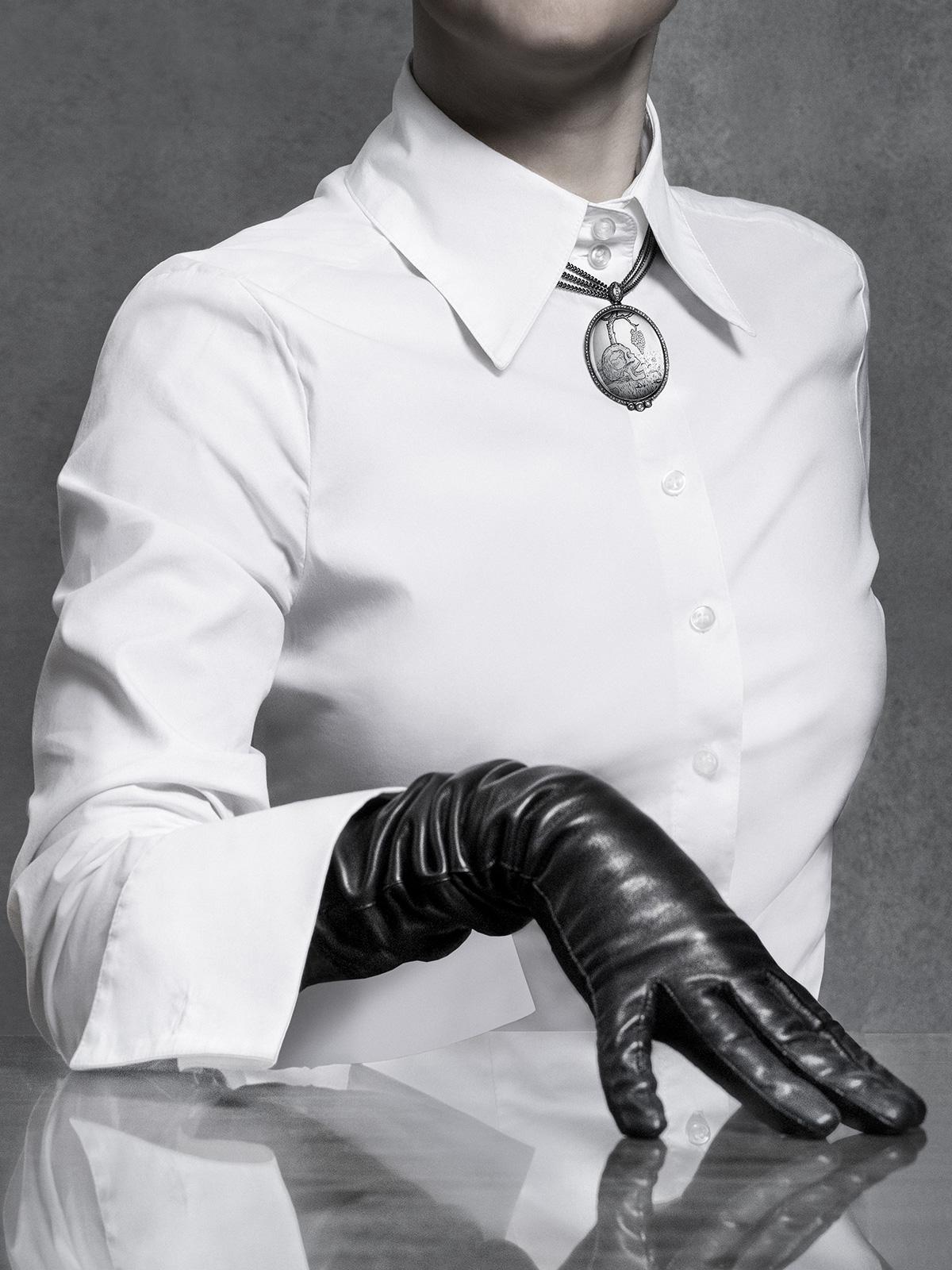 La collana Post Festum Diamond Edition è ispirata alle affascinanti opere di Hugo Simberg. Questo straordinario pezzo d'arte da indossare è stato progettato per essere una vera e propria dichiarazione di stile e raffinatezza. Abbraccia l'epitome del