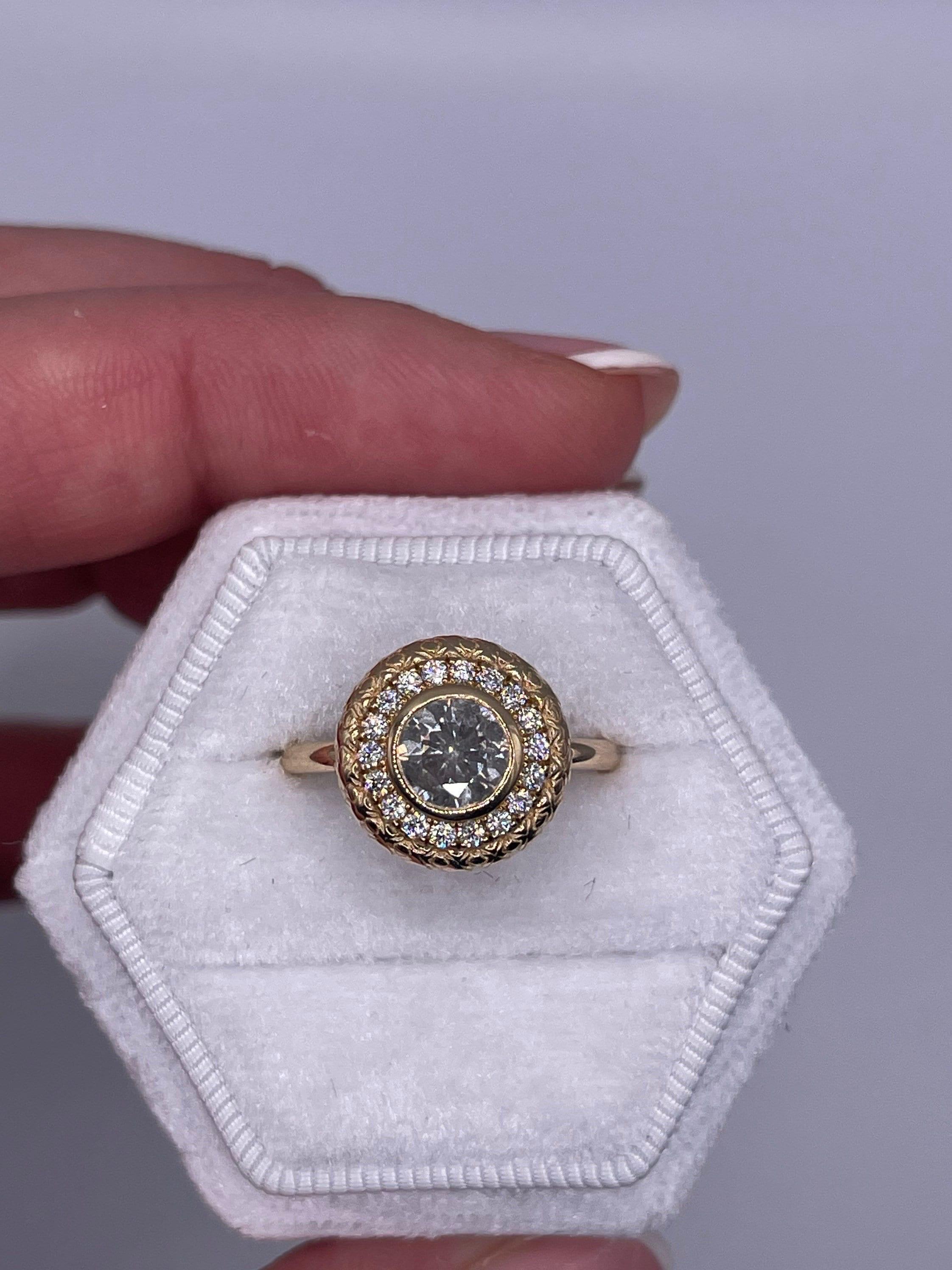 Sal Pimienta Anillo de diamantes 18KT oro amarillo anillo grabado anillo de compromiso Corte brillante en venta