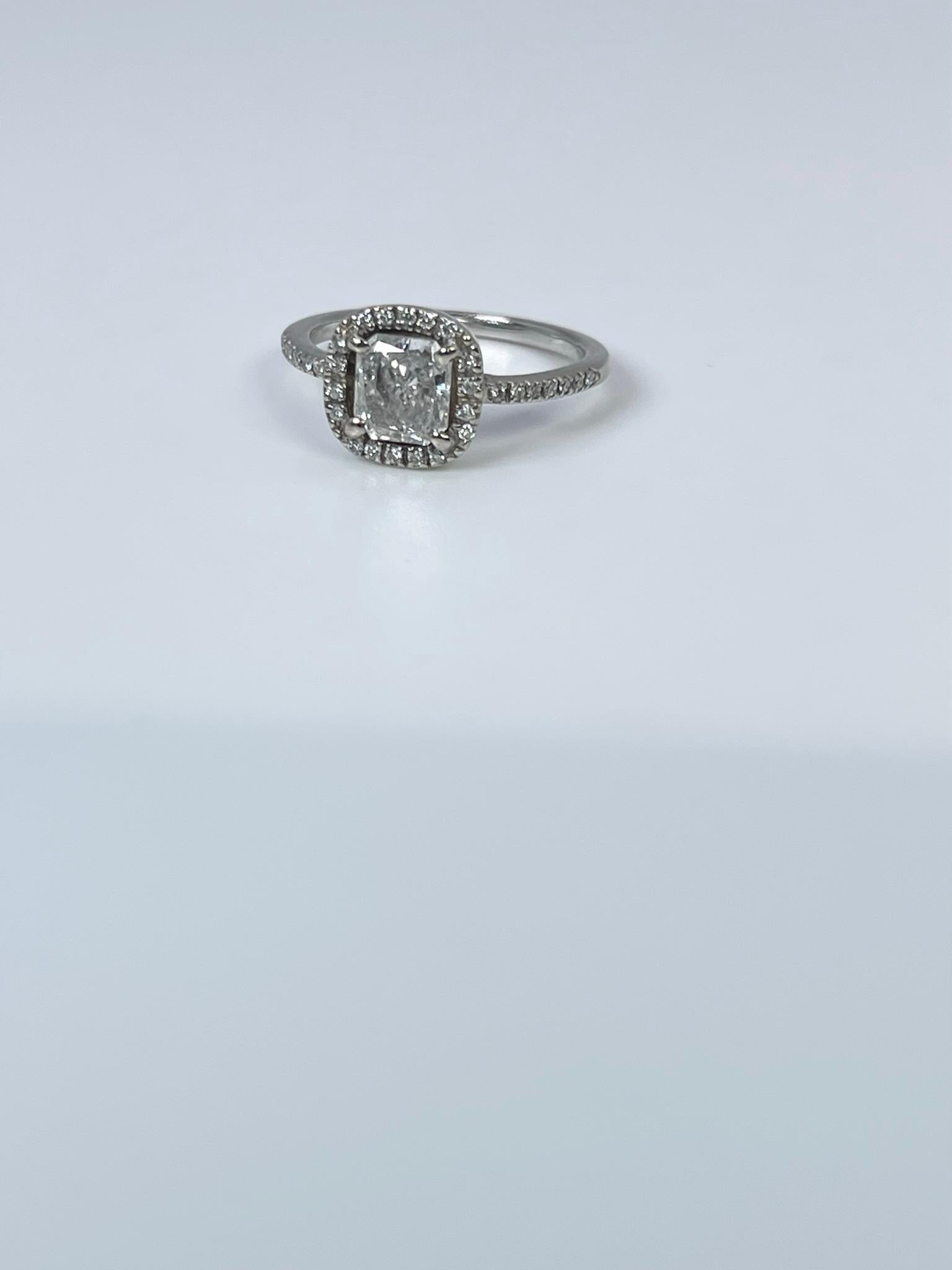 Salz- und Pfefferdiamant mit einem Gewicht von 1,01 Karat, umgeben von einem Halo aus Diamanten mit einem Gewicht von 0,16 Karat. Salz und Pfeffer Diamanten sind einzigartig, erhalten Sie diesen Ring auf Fotos bitte schauen Sie sich alle