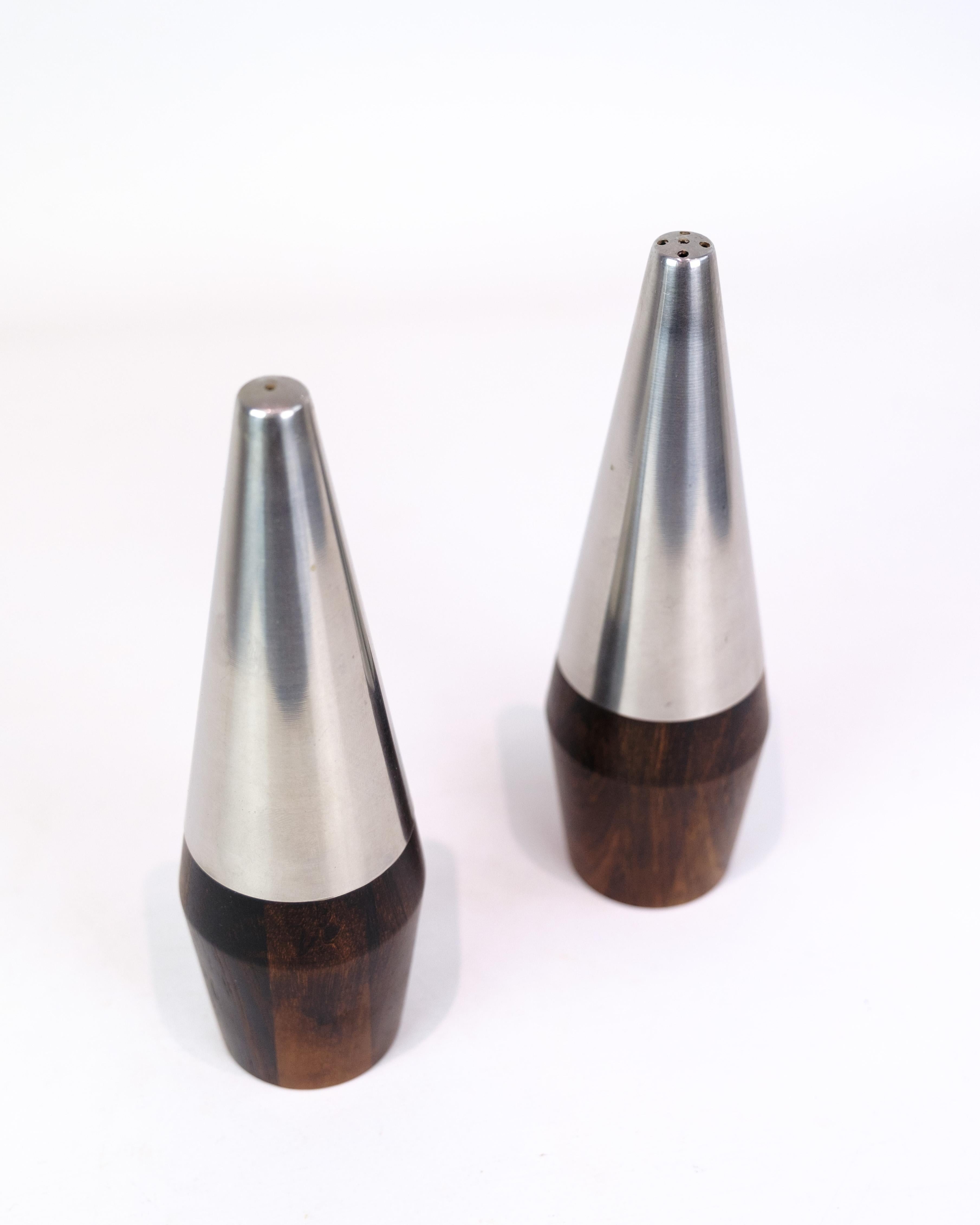 Salz- und Pfefferstreuer aus Stahl und Palisanderholz, entworfen von Lone Sach für A&B Design. Lone Sach ist bekannt für sein modernes und funktionales Design, bei dem hochwertige Materialien und Schlichtheit Hand in Hand gehen. Dieses Set verbindet