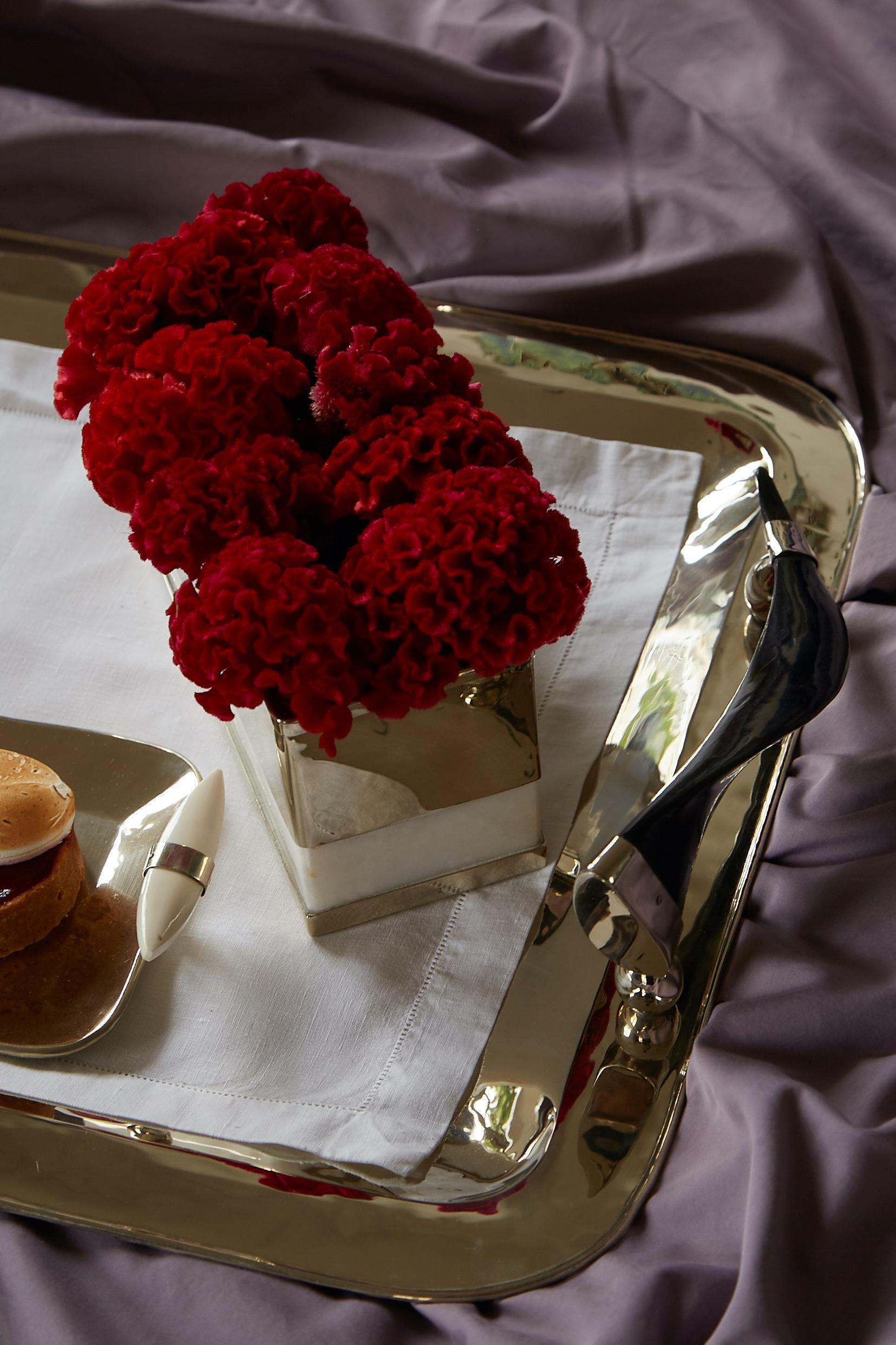 Fait main Vase à fleurs plat Salta de taille moyenne, argent alpaga et onyx brun en vente