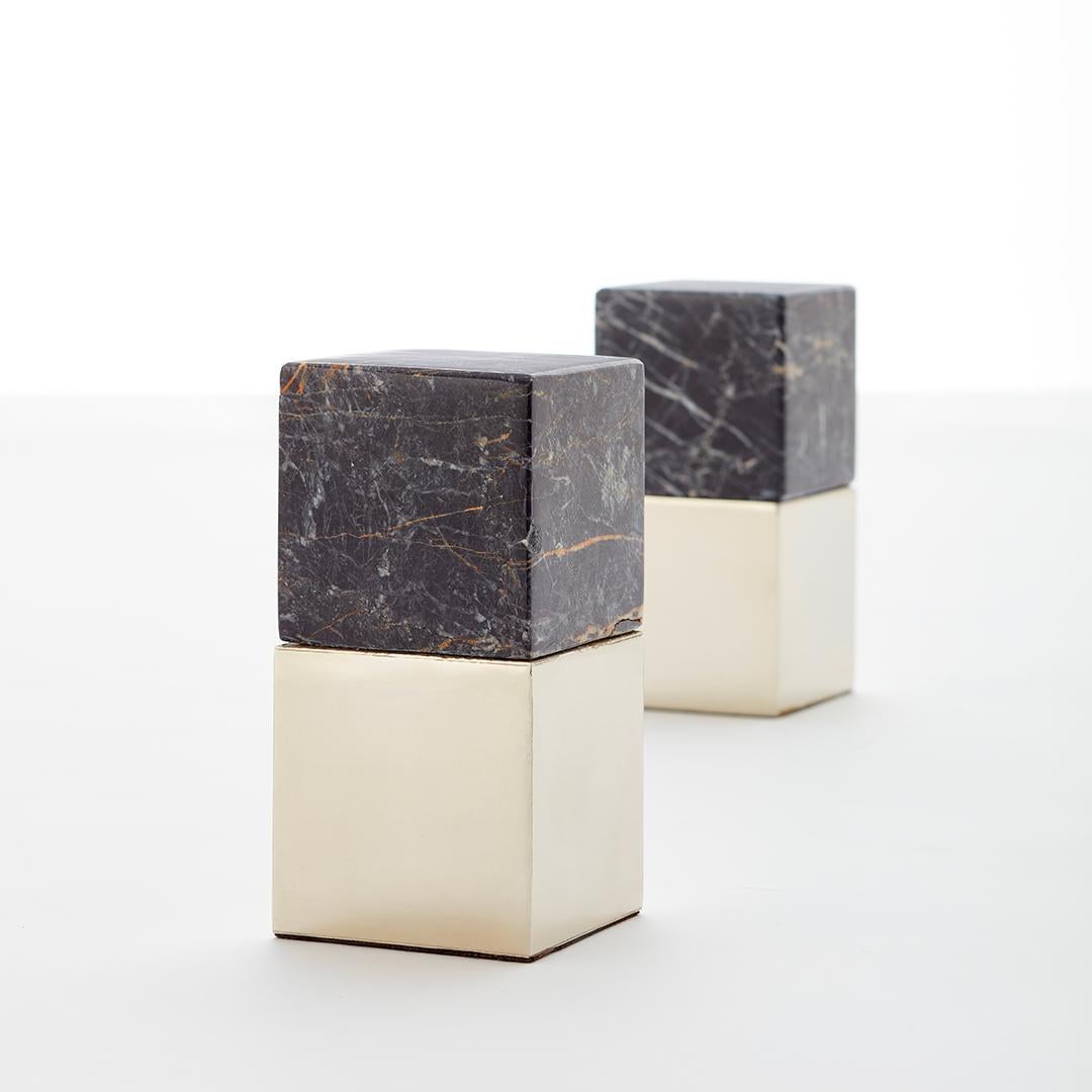 SALTA Medium Quadratischer schwarzer Onyx Stein Paar Buchstützen (Moderne) im Angebot