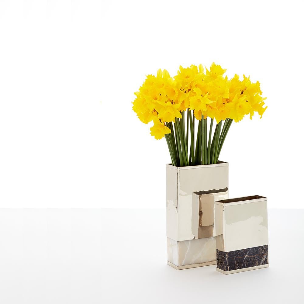 Argentin Vase à fleurs rectangulaire moyen Salta, alpaga argenté et onyx noir en vente