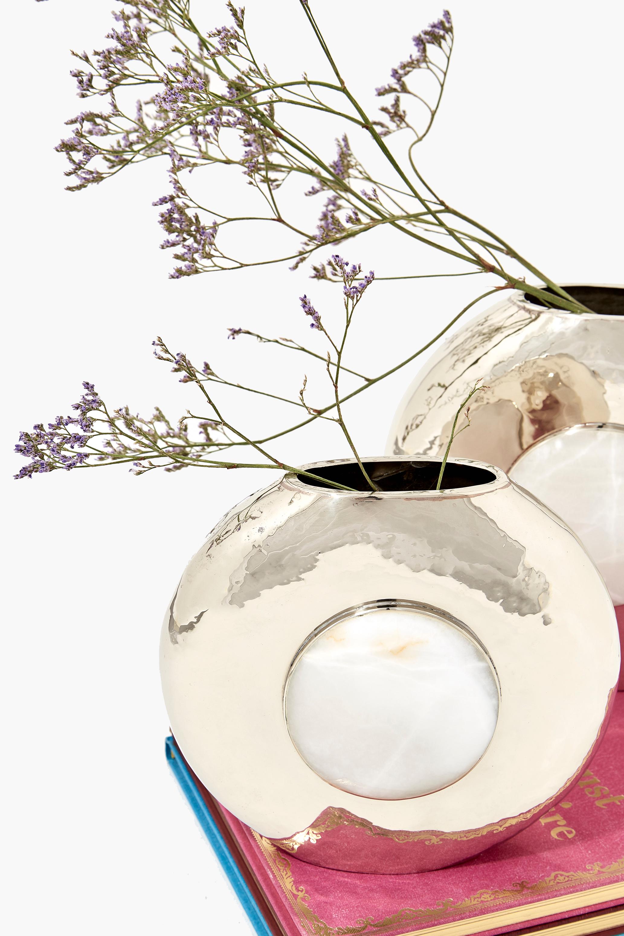 Runde große Blumenvase Salta, Alpaka Silber & Cremefarbener Onyx (Organische Moderne) im Angebot
