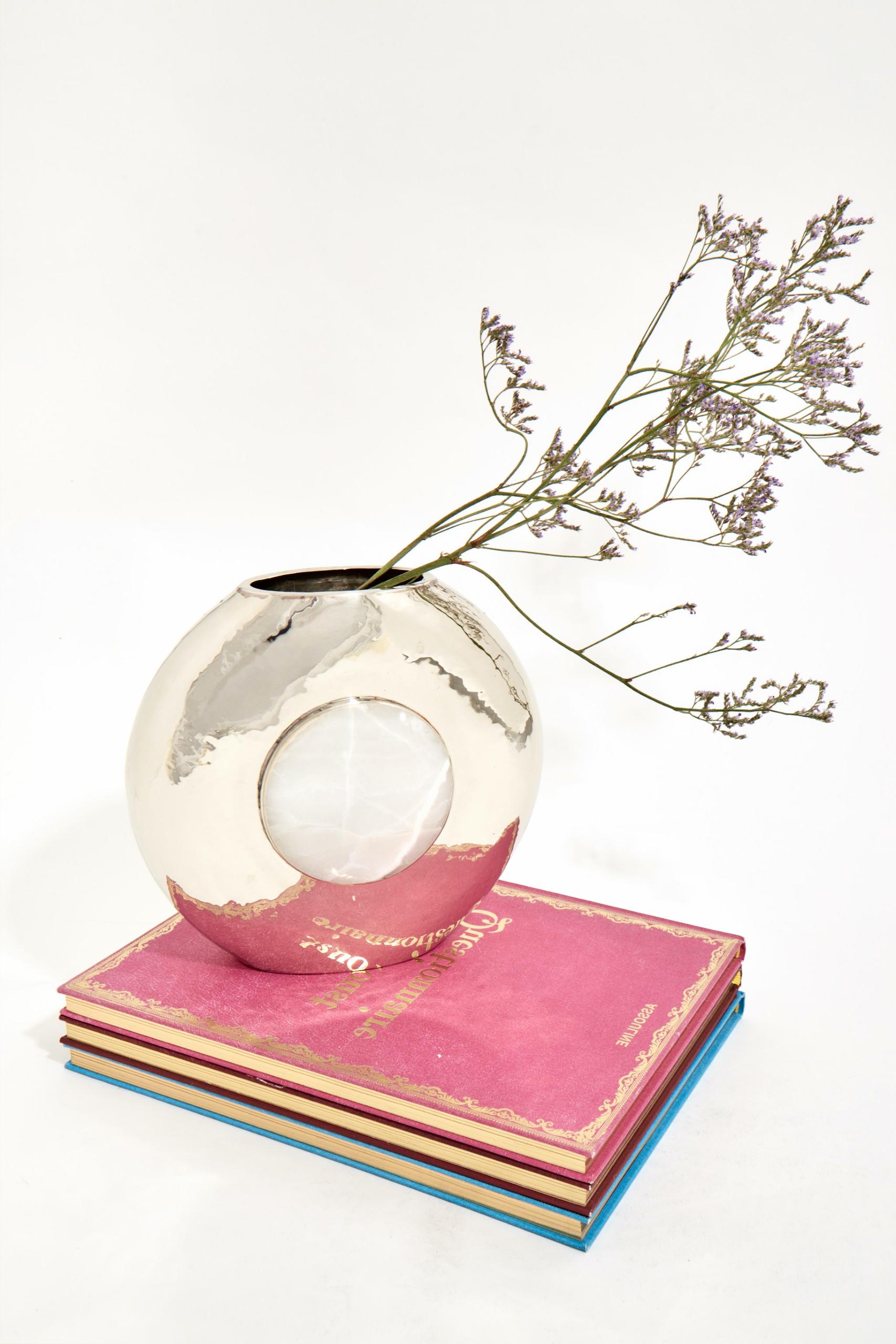 Organic Modern Salta Round Medium Flower Vase, Alpaca Silver & Cream Onyx For Sale