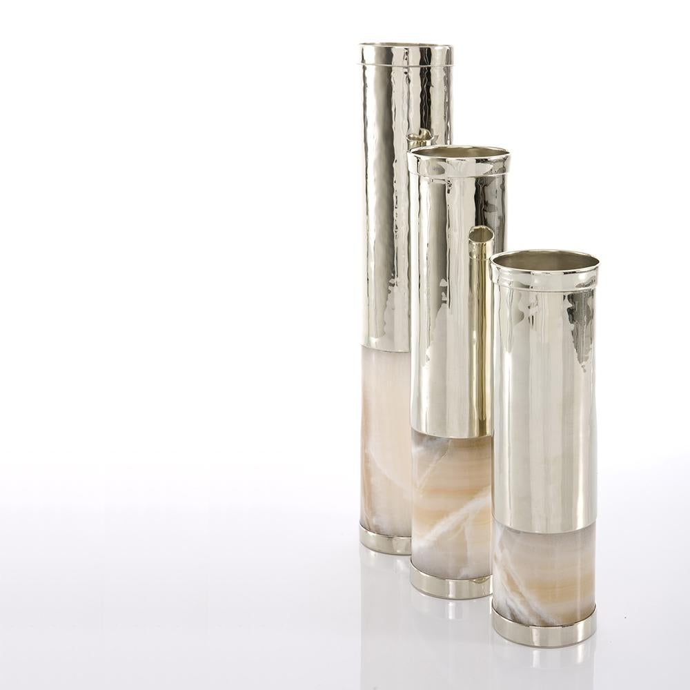 Große Salta-Schlauch-Blumenvase, Alpaka Silber & Creme Onyx (Organische Moderne) im Angebot