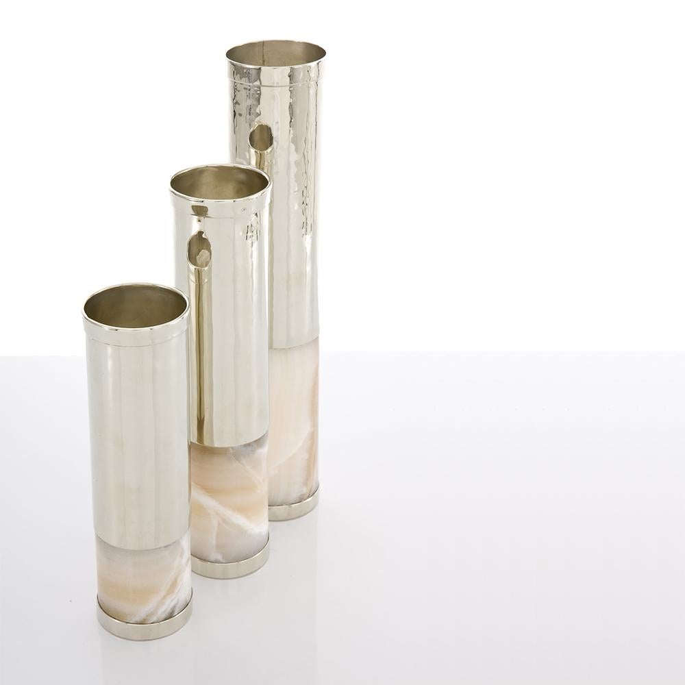 Große Salta-Schlauch-Blumenvase, Alpaka Silber & Creme Onyx (Handgefertigt) im Angebot