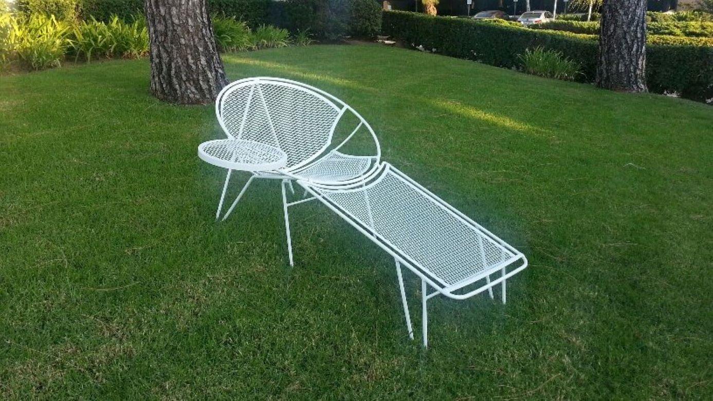 Salterini 3 Piece Lounge Chair, 2 Chairs with 2 Tables and 2 Footrests White In Good Condition For Sale In Monrovia, CA