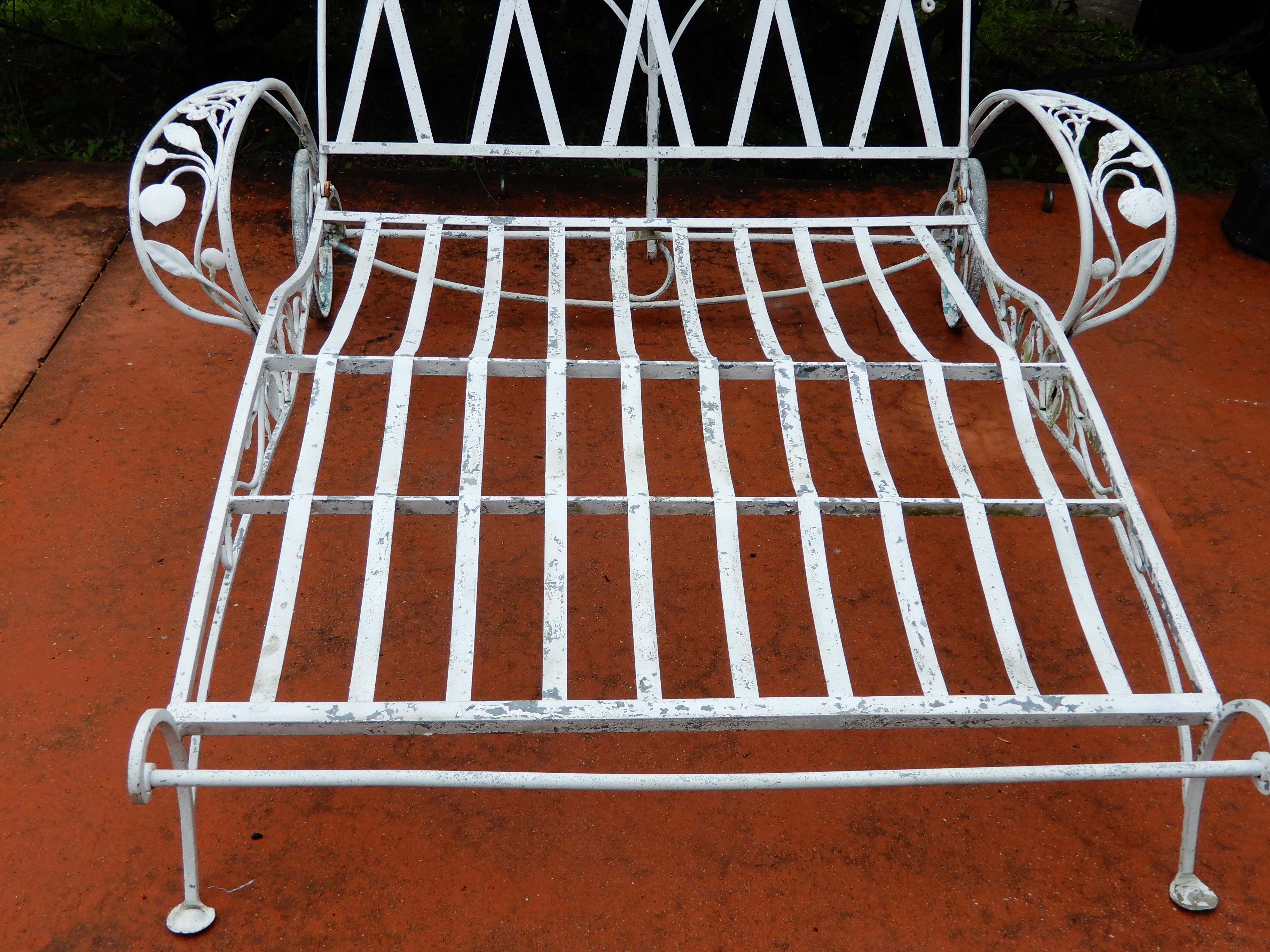 Salterini Double Chaise Della Robbia Pattern In Good Condition For Sale In Long Island, NY
