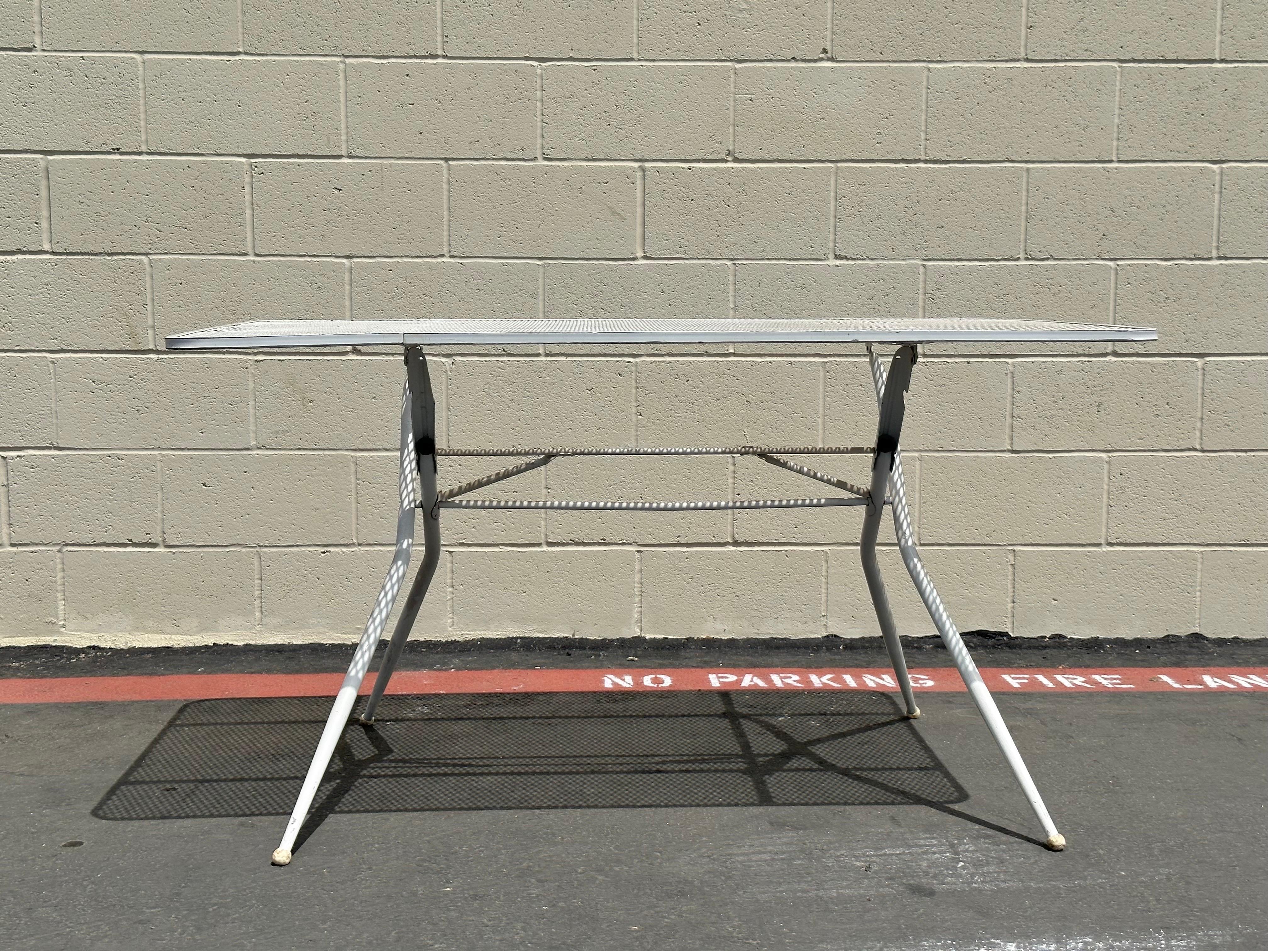 Wonderful Salterini outdoor dining table designed by Rid-Jid, it has the label in the bottom (you can see it in the photos provided). This table was made in the 1960’s. It is made of aluminum. It is very easy to move it or to store it because it can