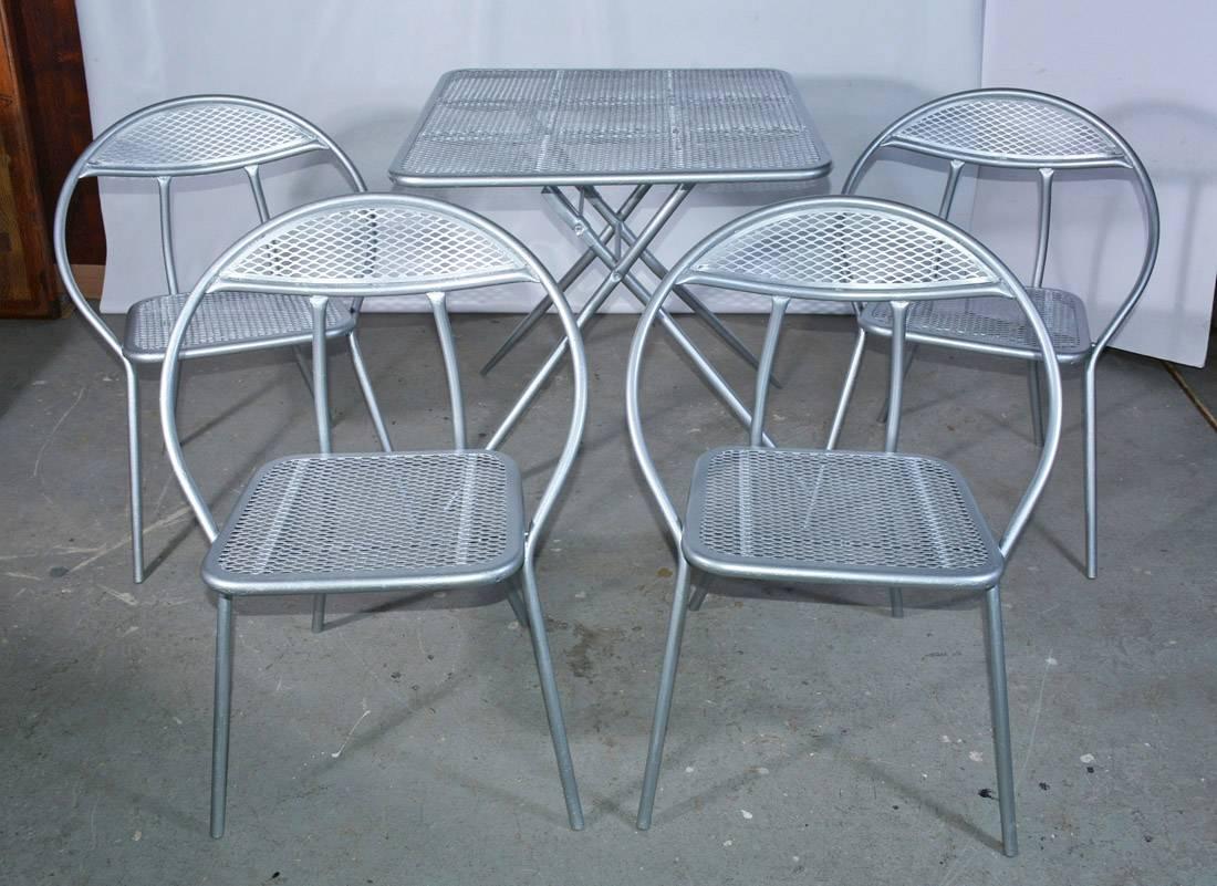 Salterini Mid-Century Modern Klappbarer Metall Terrassen- oder Gartentisch und vier Stühle (Moderne der Mitte des Jahrhunderts)