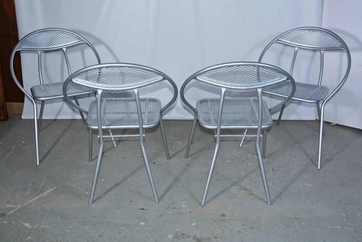 Salterini Mid-Century Modern Folding Metal Patio or Garden Table and Four Chairs In Good Condition In Sheffield, MA