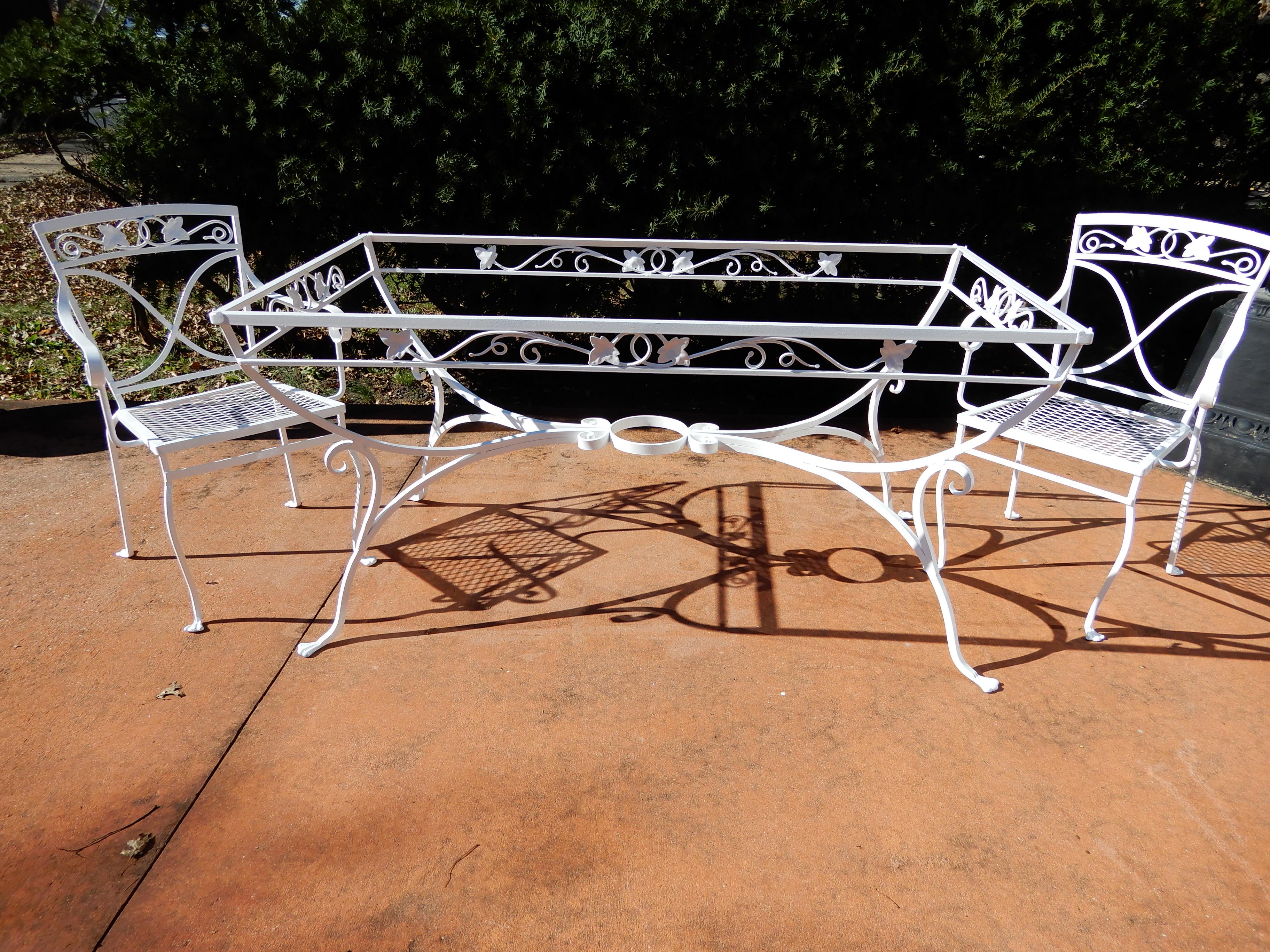 A Salterini vintage midcentury wrought iron 7 piece dining set. The vintage Salterini dining set in the desirable Mt Vernon pattern. The Salterini Dining set has been totally restored and powder coated in a white gloss finish. Many other Salterini